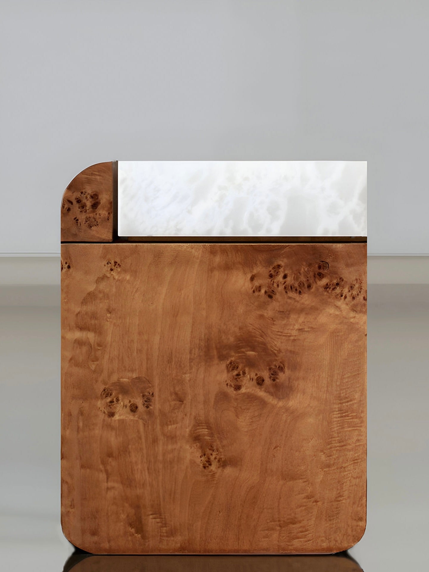 Table d'appoint en bois de loupe "Amo" et onyx blanc