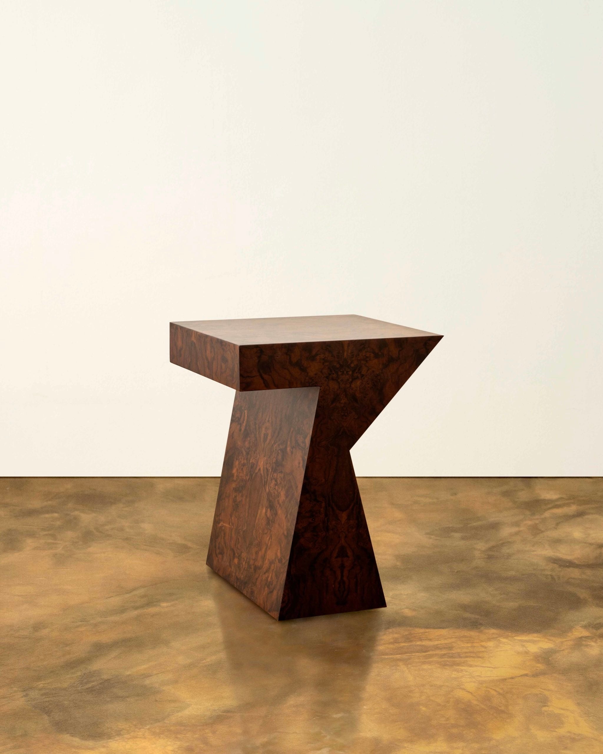 Table d'appoint "Columbina" en placage de loupe de noyer