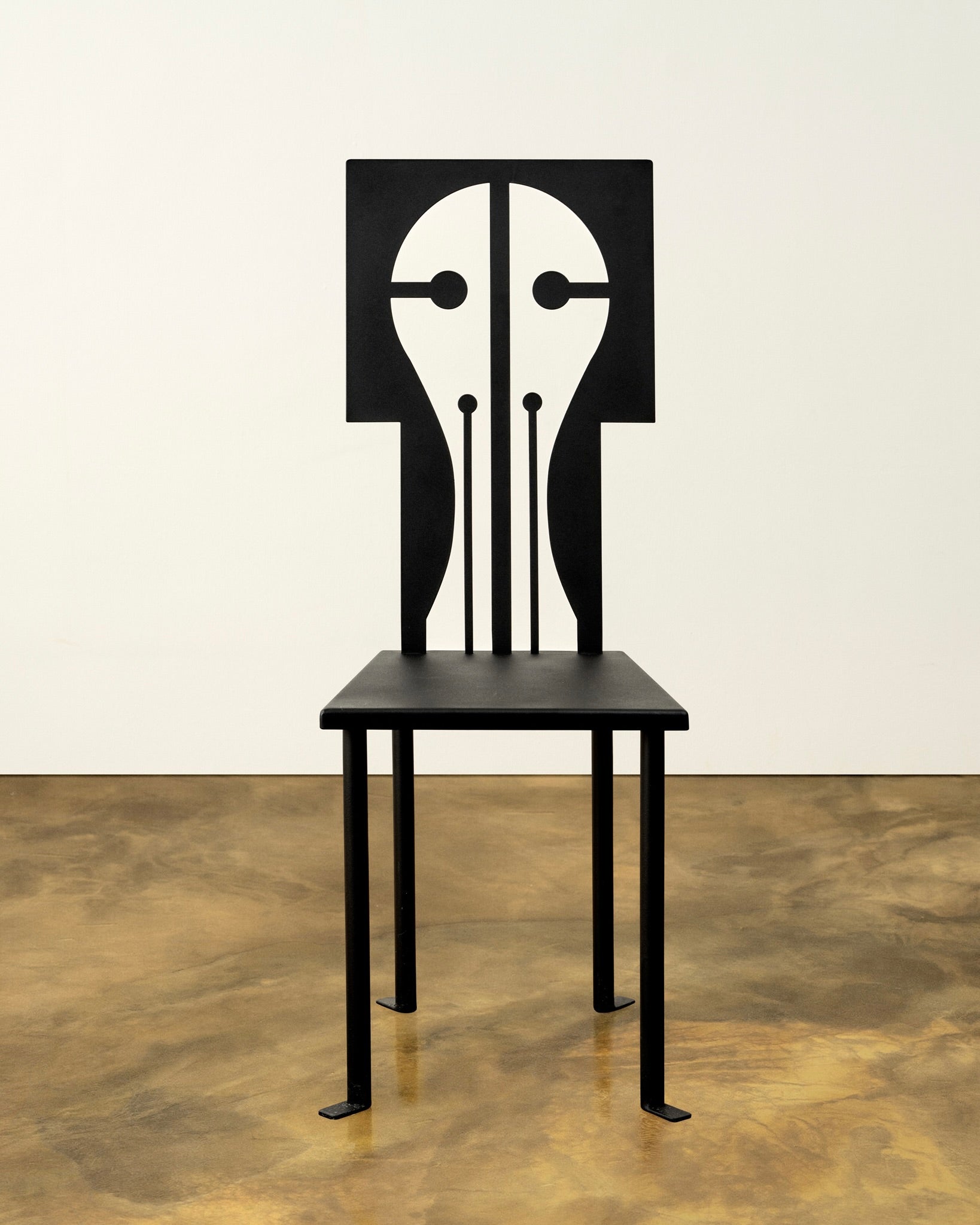 Chaise "Epona" en fer et revĂȘtement en poudre noire