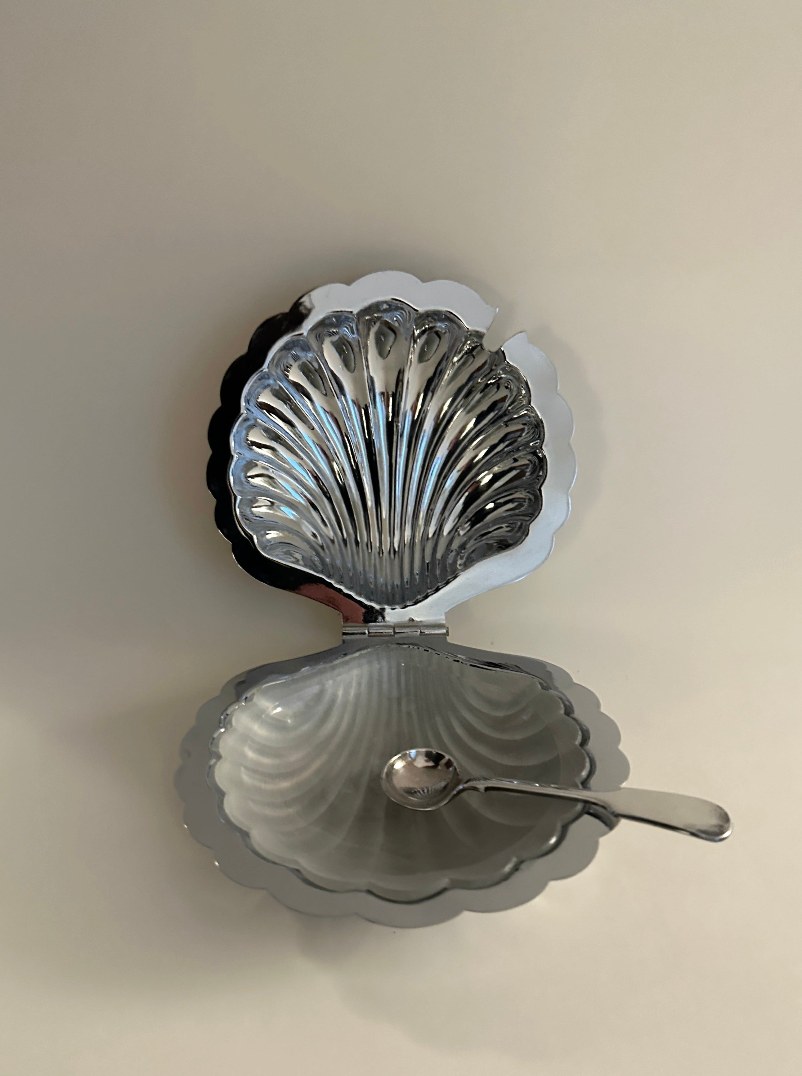 Shell-shaped butter dish made of durable ceramic with a smooth finish