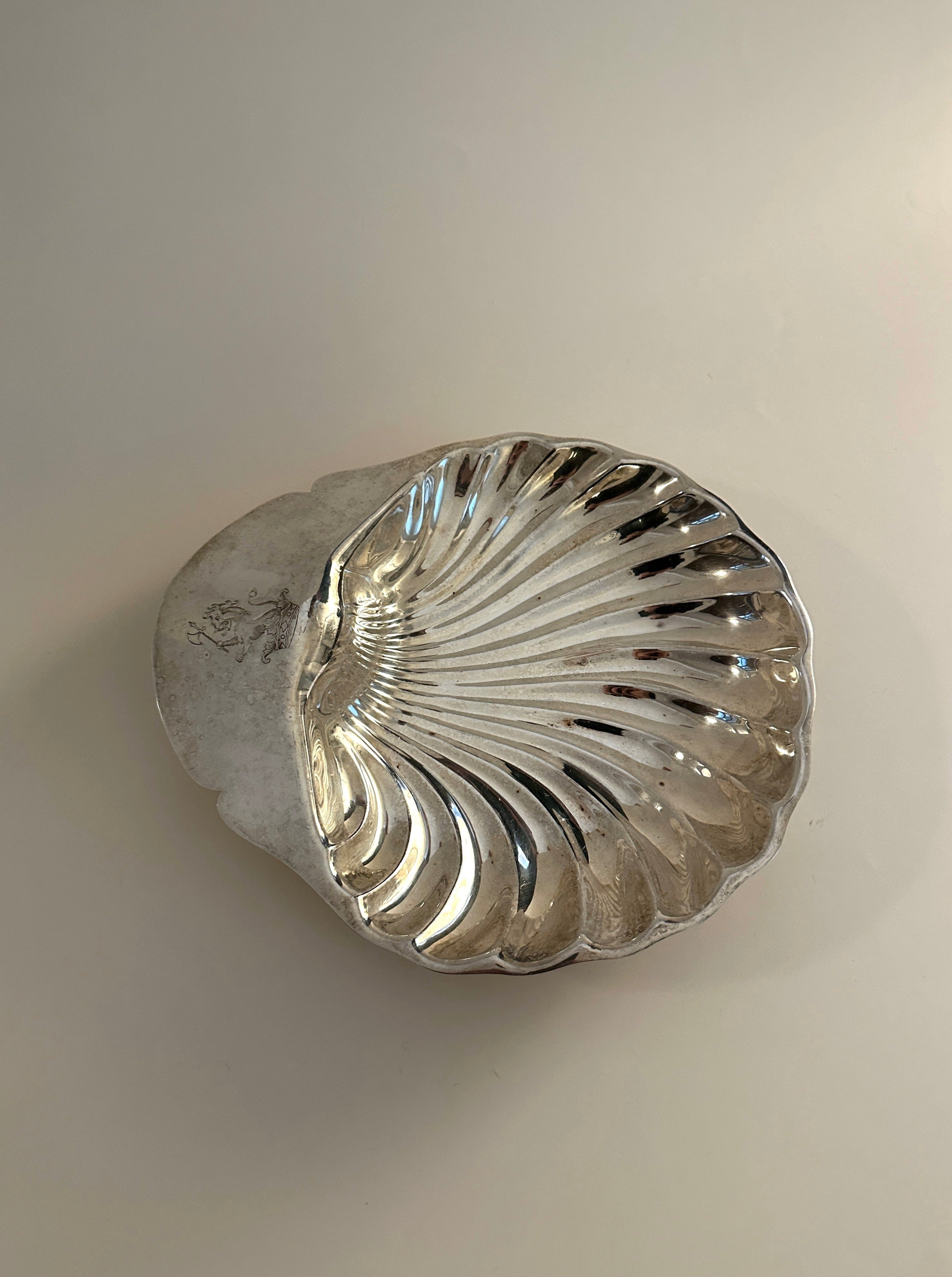 Large shell shaped vide poche made of white ceramic with gold accents