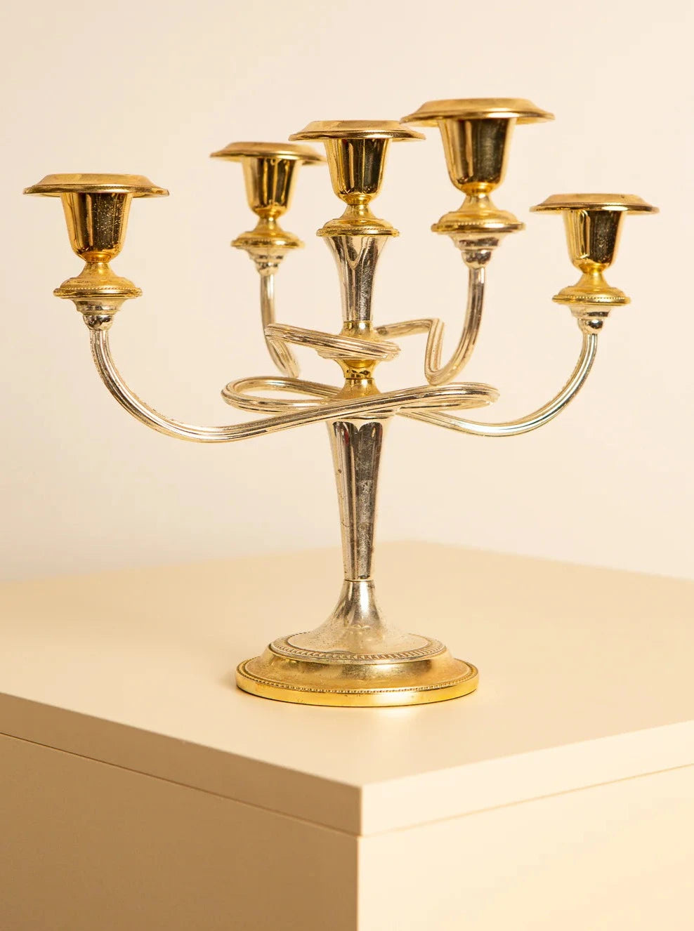 Bougeoir italien Medusa en métal doré 70's vintage candle holder with gold metal finish and intricate design