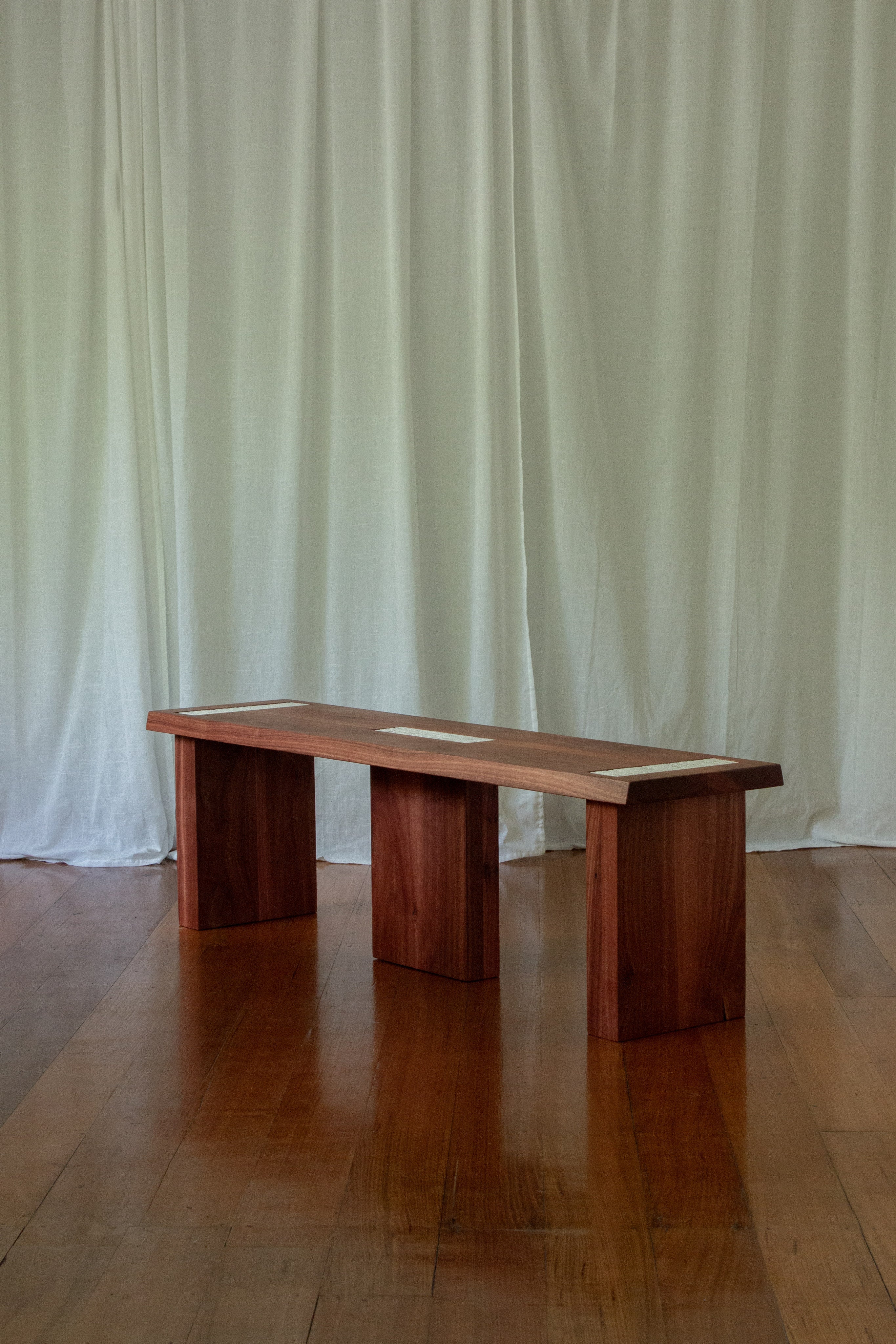 Banc avec incrustations tricotées