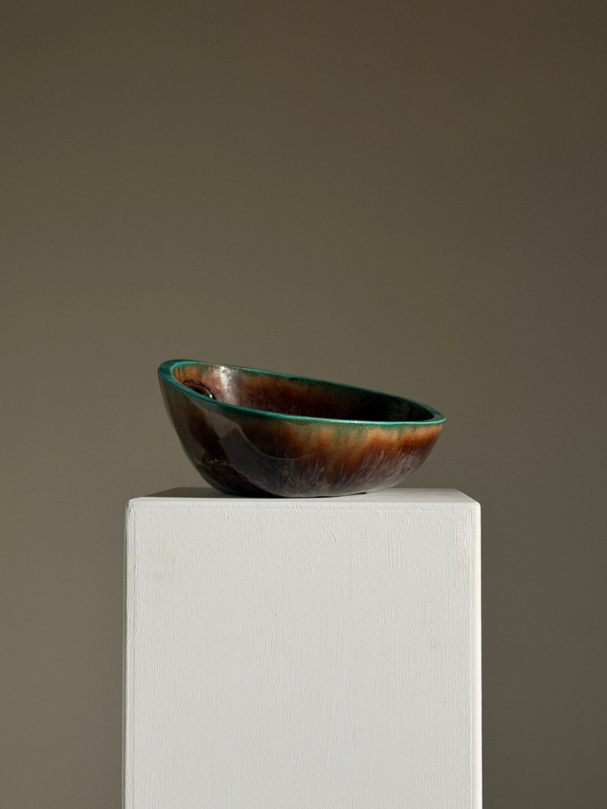 A large ceramic bowl by the potters of Accolay, France, 1960 — detail view