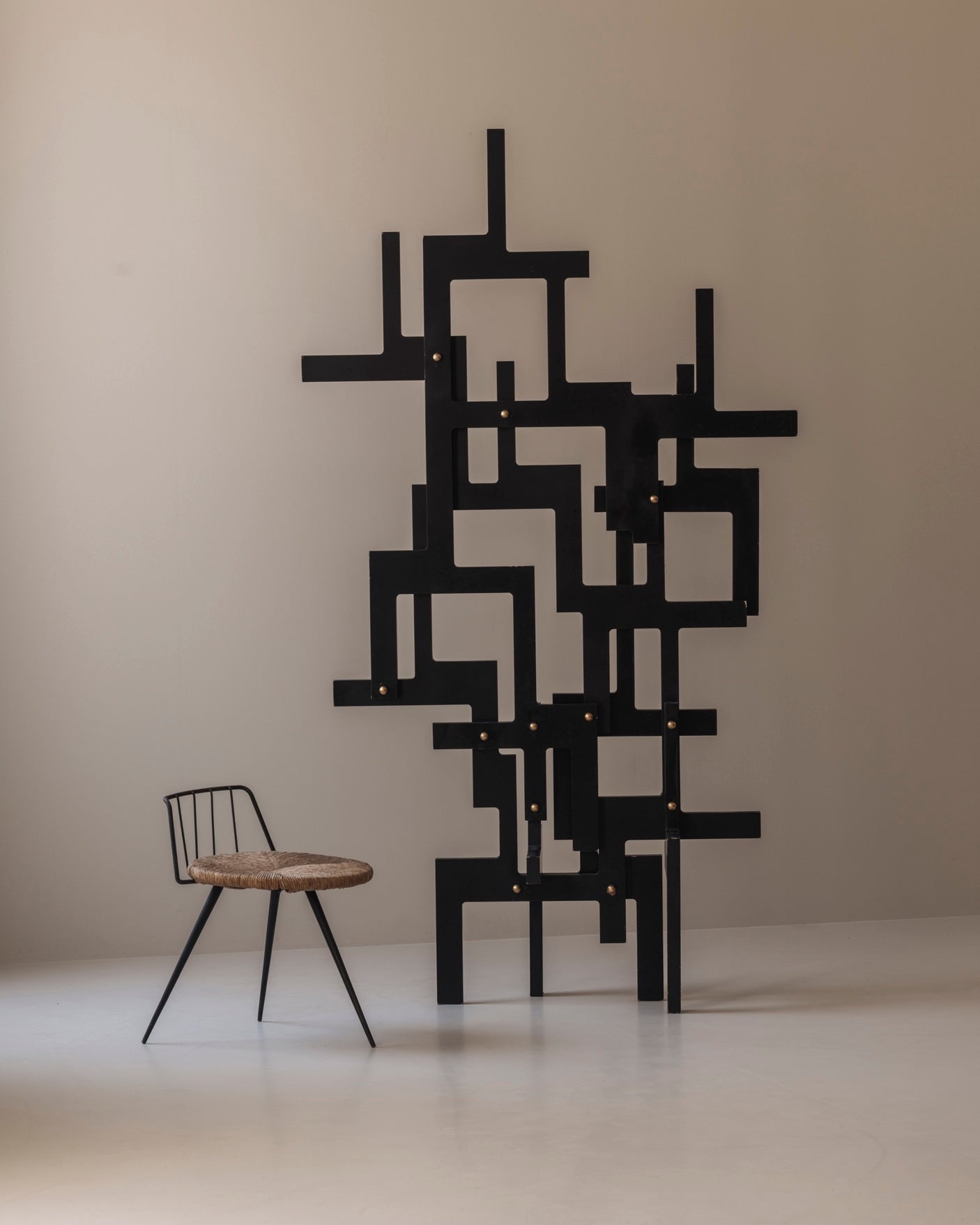 Large geometric abstract sculpture in lacquered wood and brass, France 1990s — view 10