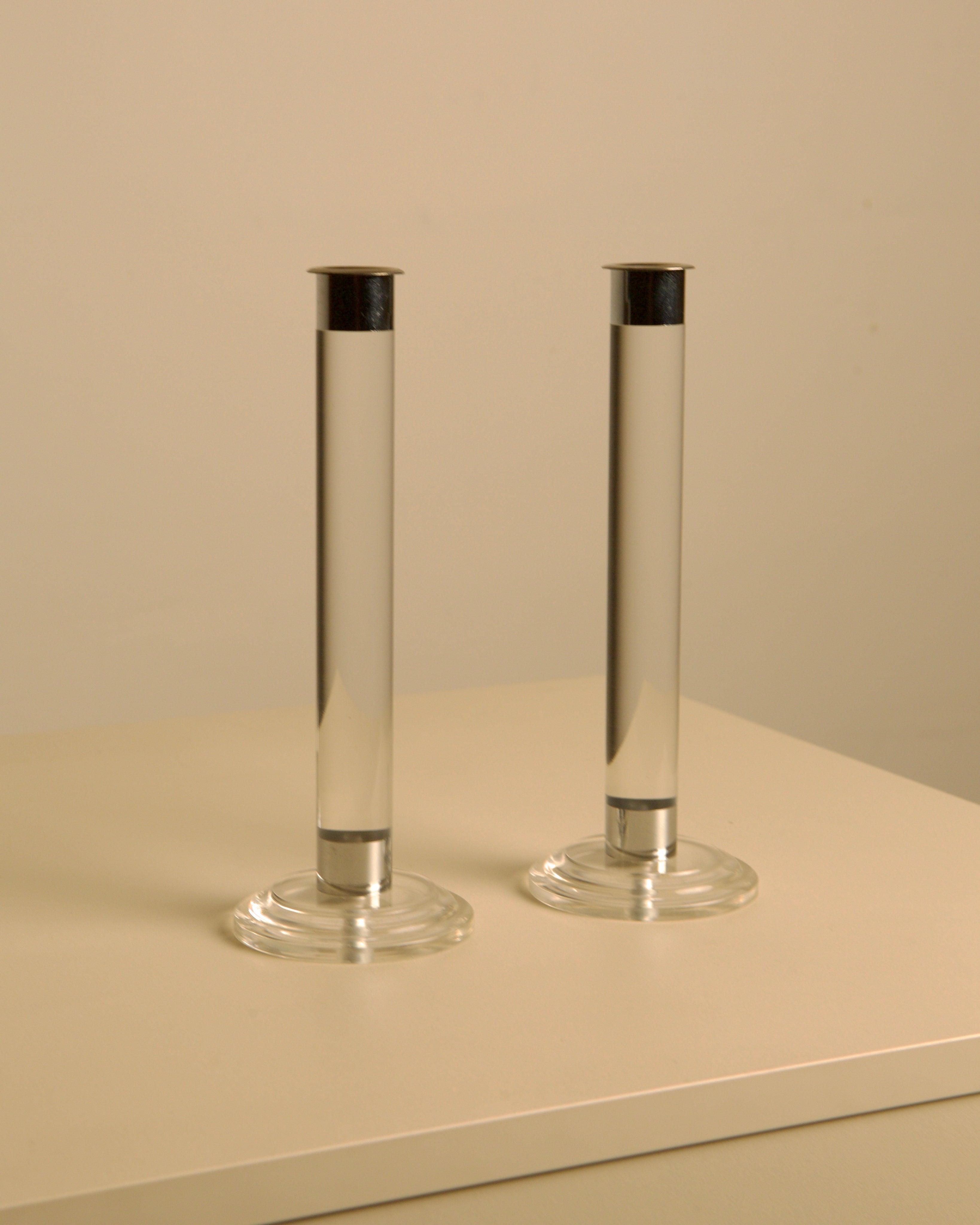 Paire de bougeoirs italiens en lucite et argent des années 80