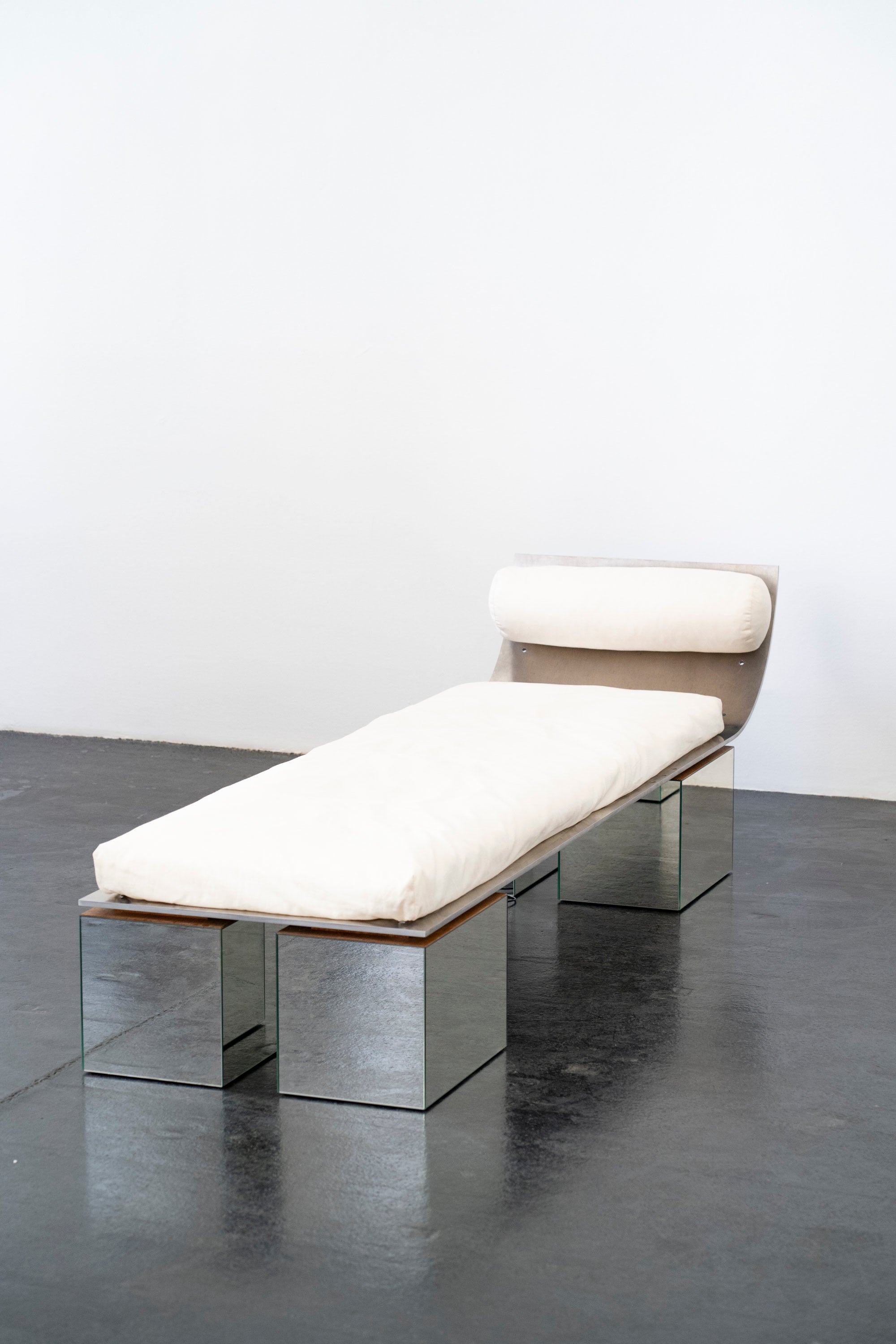 Minimalism Daybed DN_S2501 in Aluminium — close-up