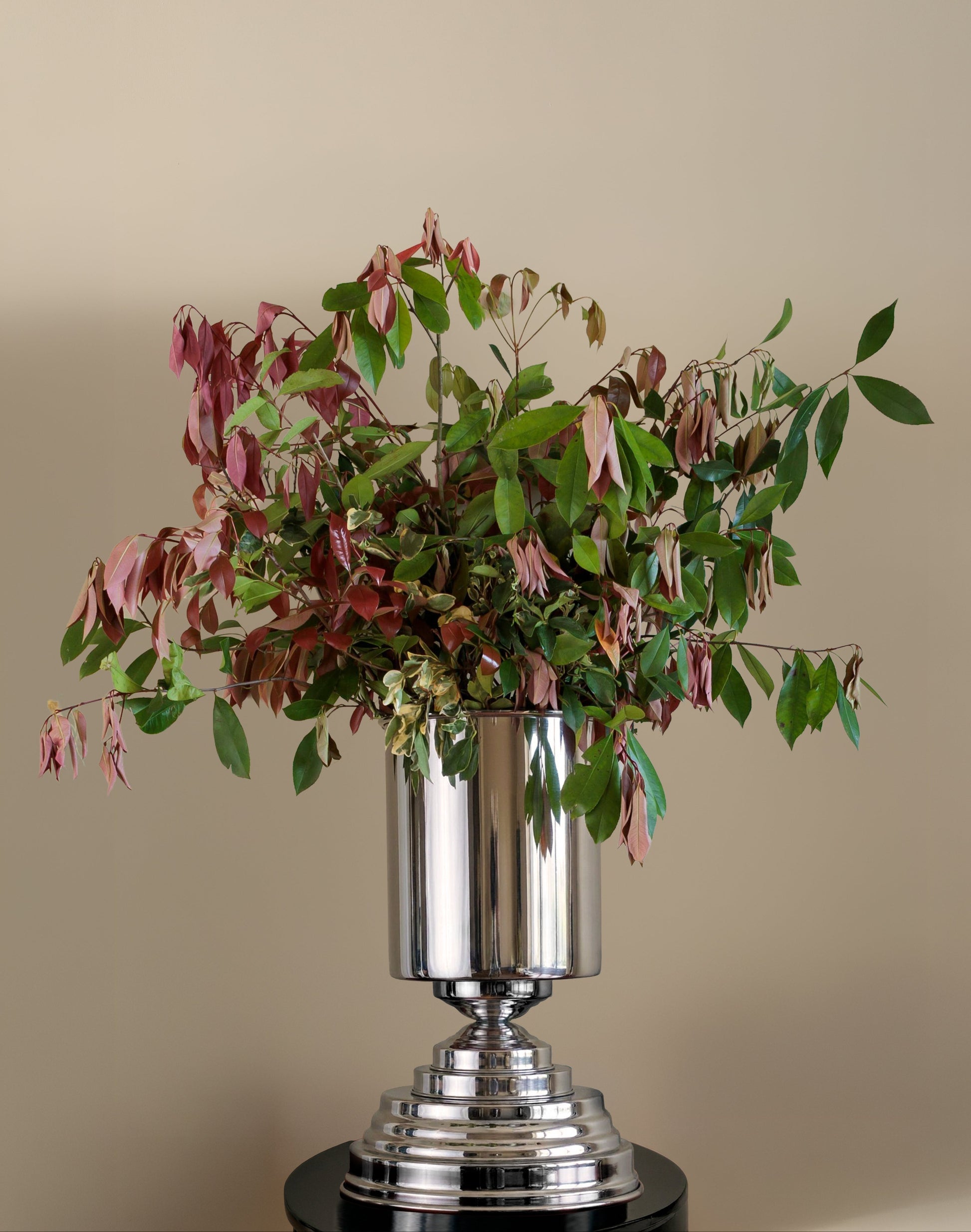 Amphora Maxi – Sculptural Art Deco Vase in Mirror-polished aluminium by CASPAL | The Oblist