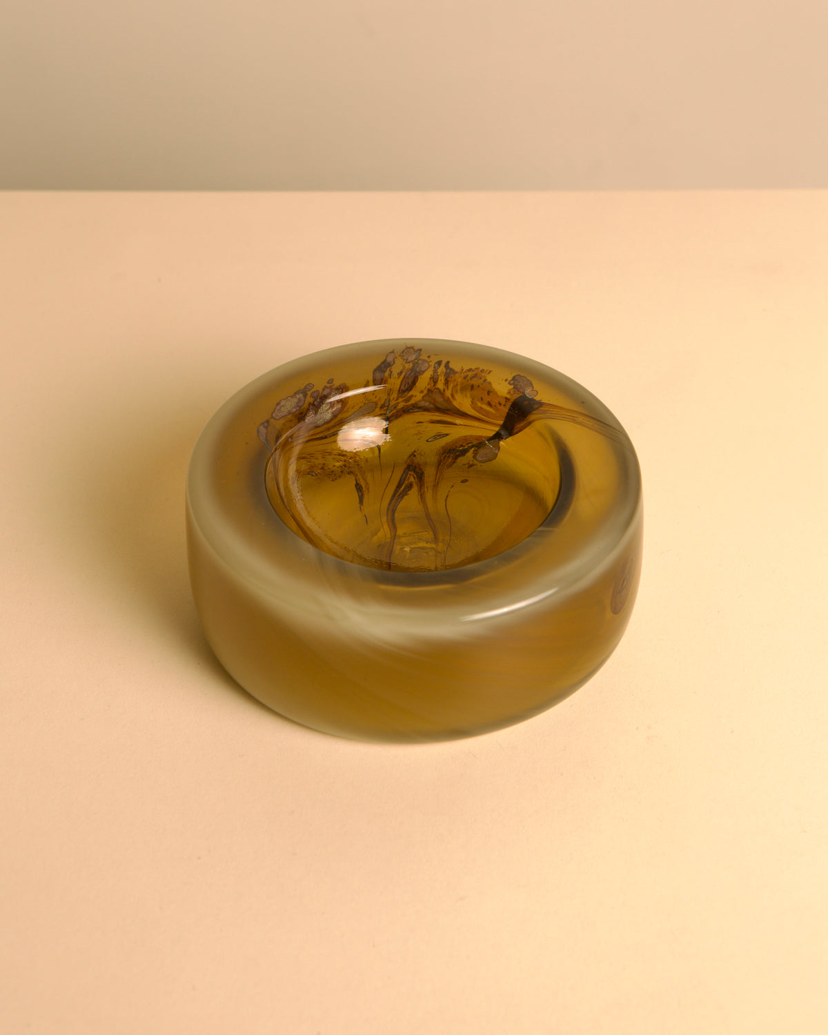 talian round amber Murano glass catch-all, 1980s — detail view