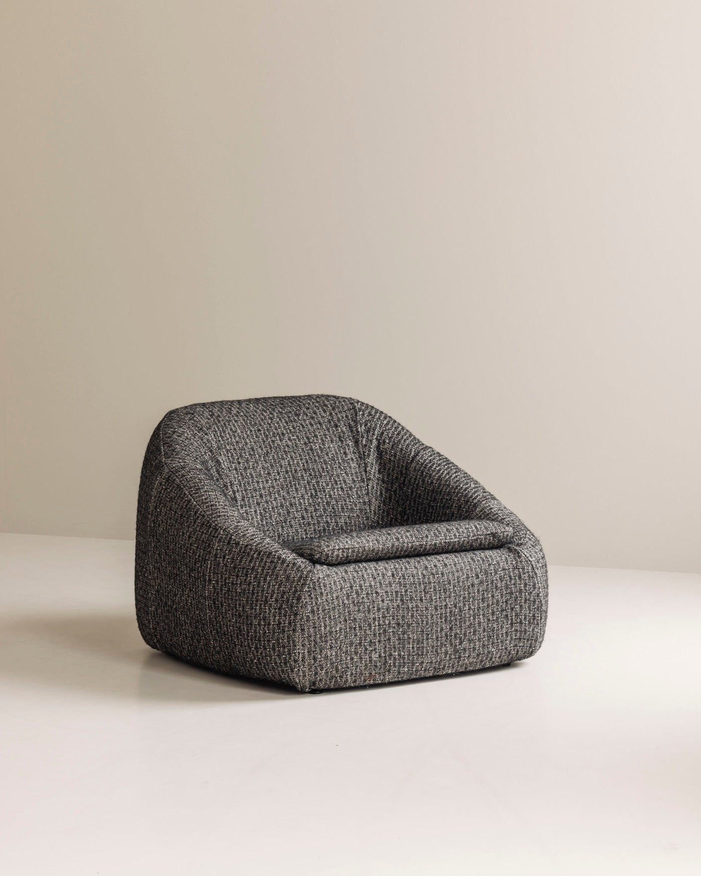 Sculptural French lounge chair, 1960s. — detail view