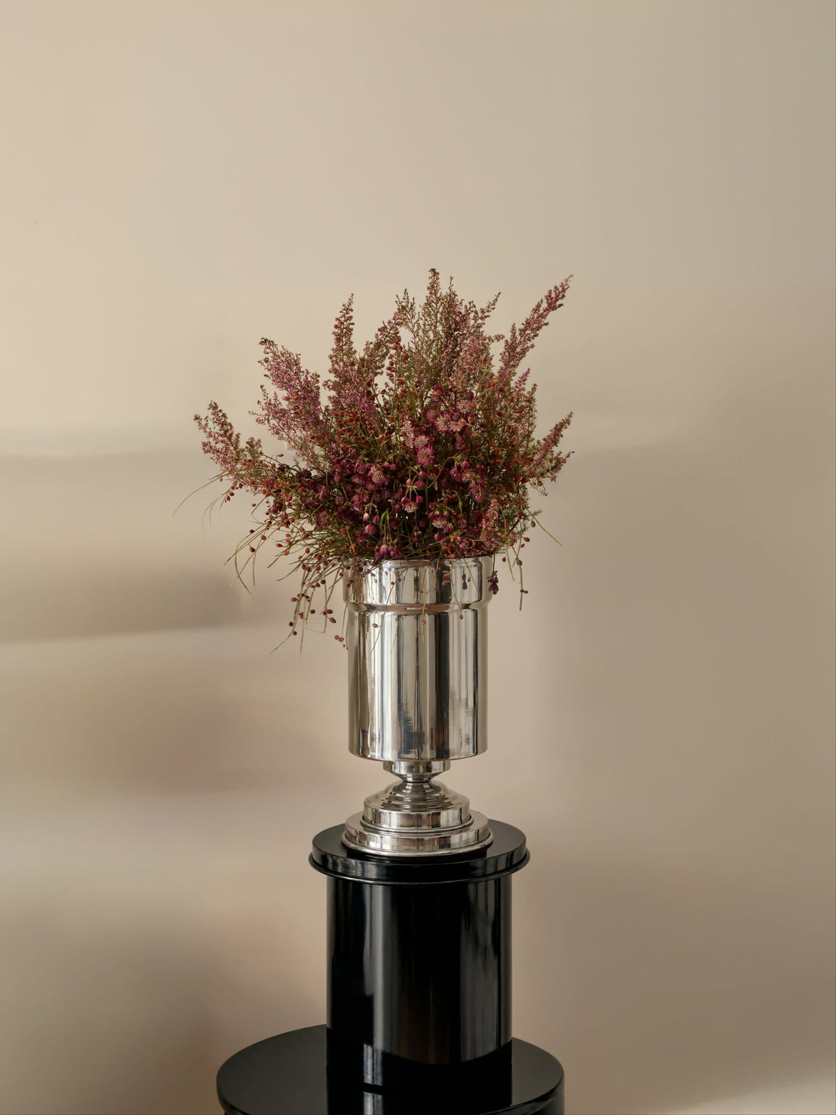 Amphora Mini – Sculptural Vase Holder in Mirror-Polished Aluminium by CASPAL | The Oblist