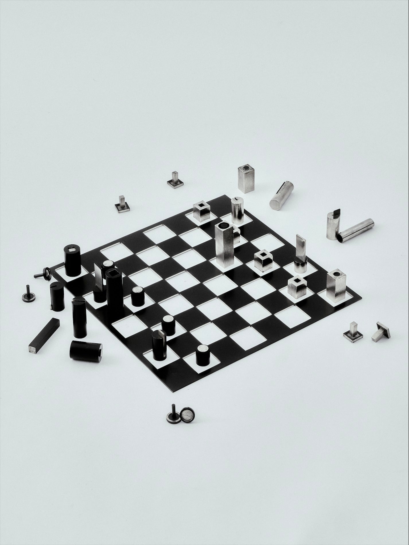 Echiquier “Verso” - Precious Chess Set made of patinated and white Bronze by Luc Sciberras | The Oblist
