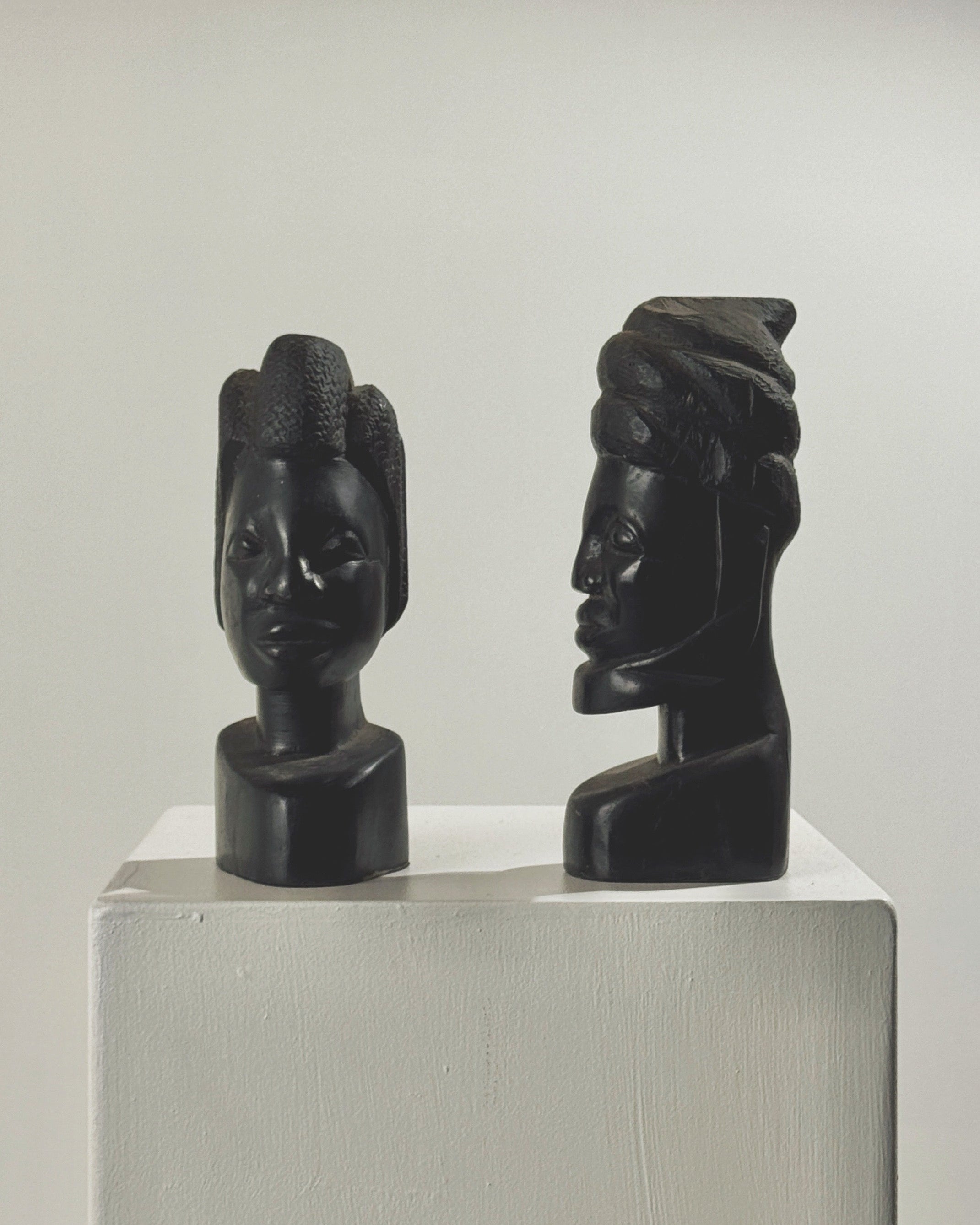 Paire de bustes africains en ébène sculpté, France, 20e siècle