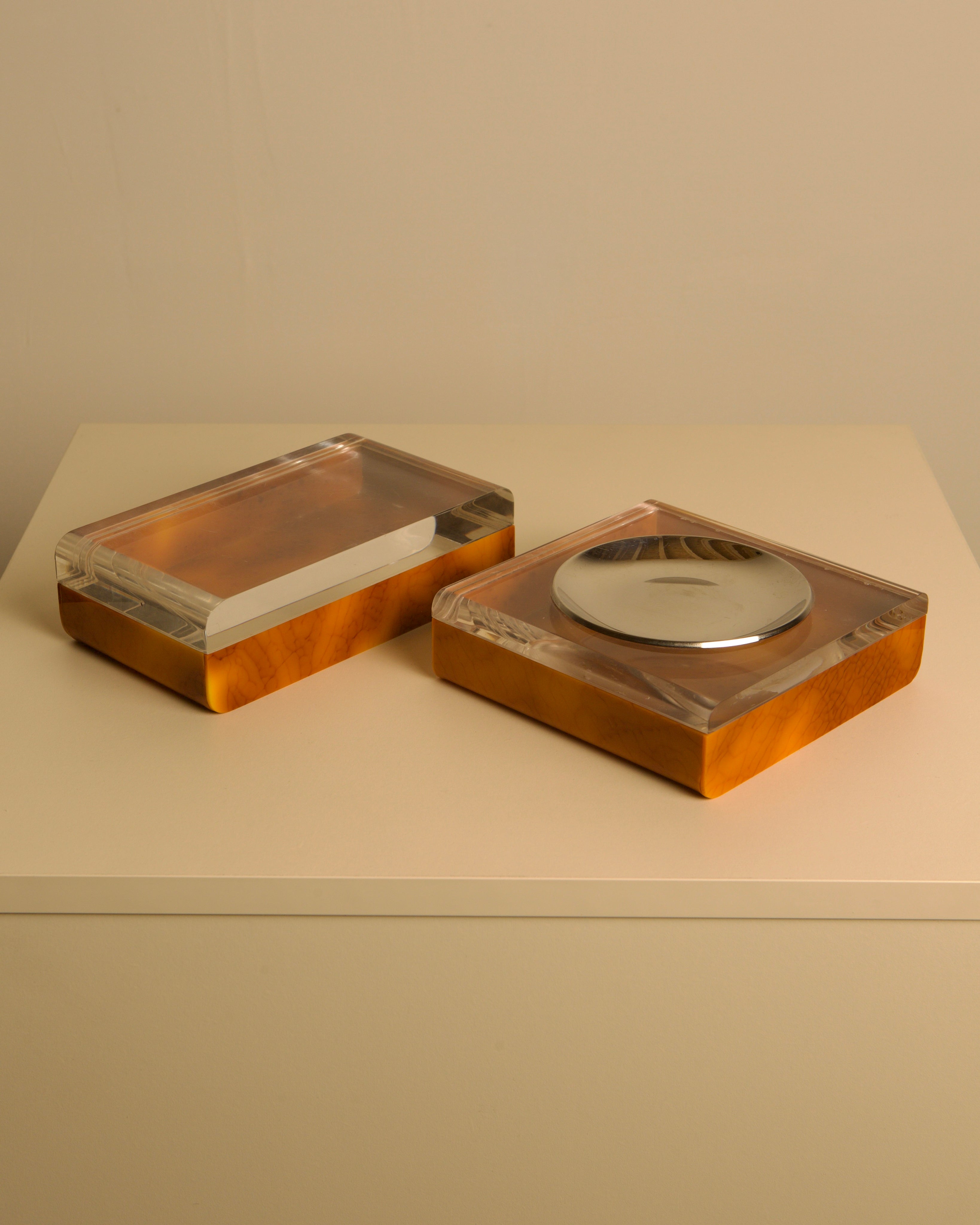Italian 70s trinket tray and box in plexiglass and brown bakelite by Treaptyque | The Oblist — vintage brown and clear materi