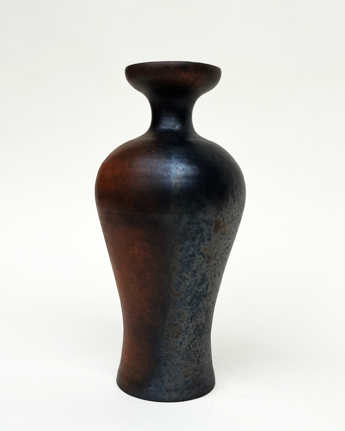 Narang Vase – Terra sigillata, metallic smoke-fired raku by Juliette Pénélope Pépin | The Oblist
