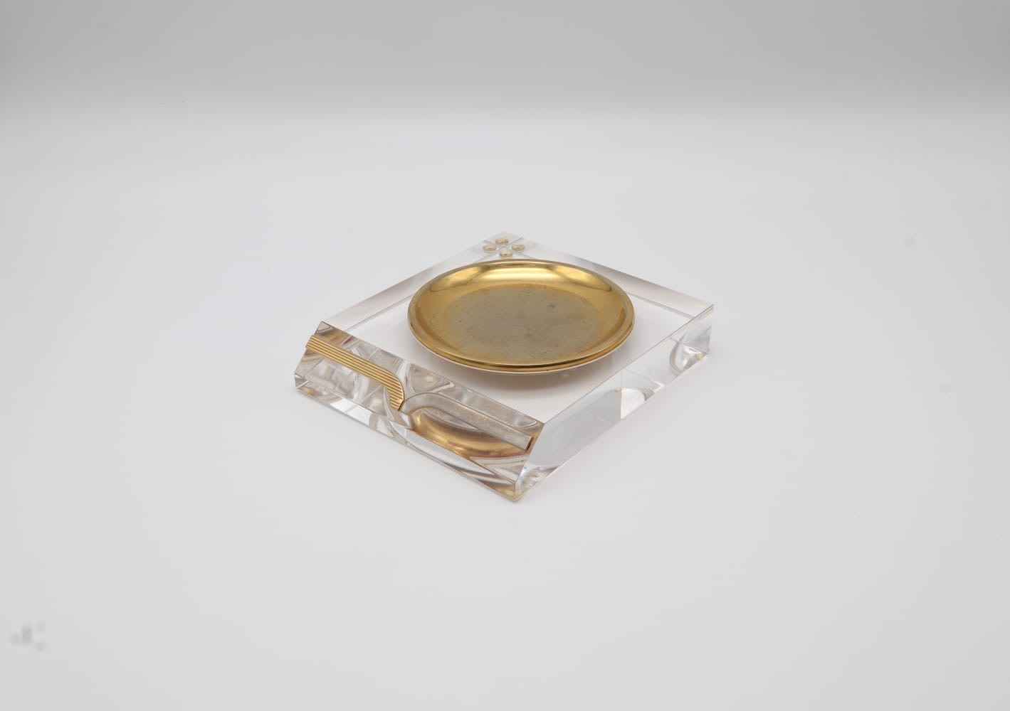 1970s Italian Vintage 'Pyramid' Vide-Poche in Lucite & Brass by Forma Finds | The Oblist