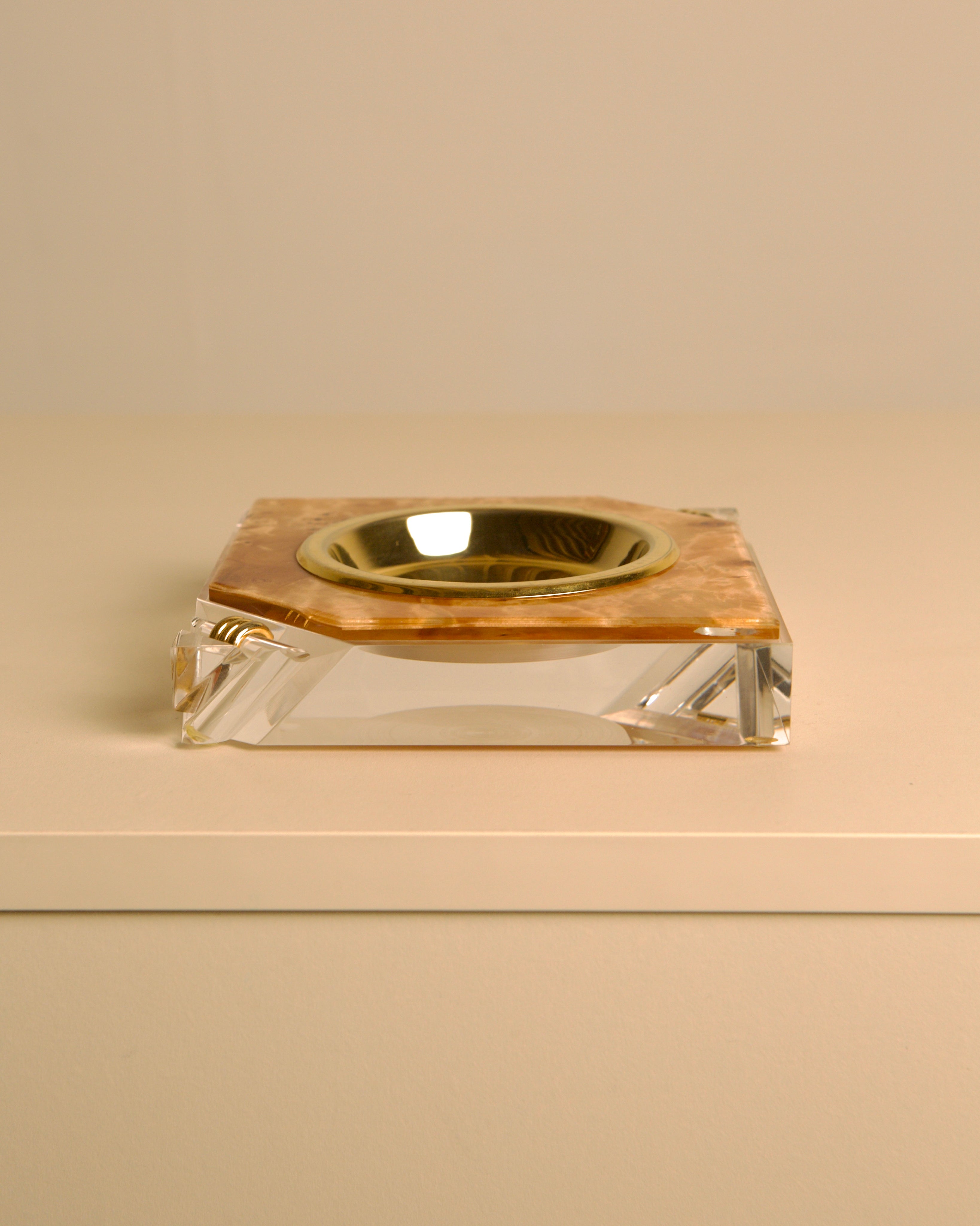 Italian wooden, plexiglass and brass ashtray/catch-all for smokers from the 70s — detail view