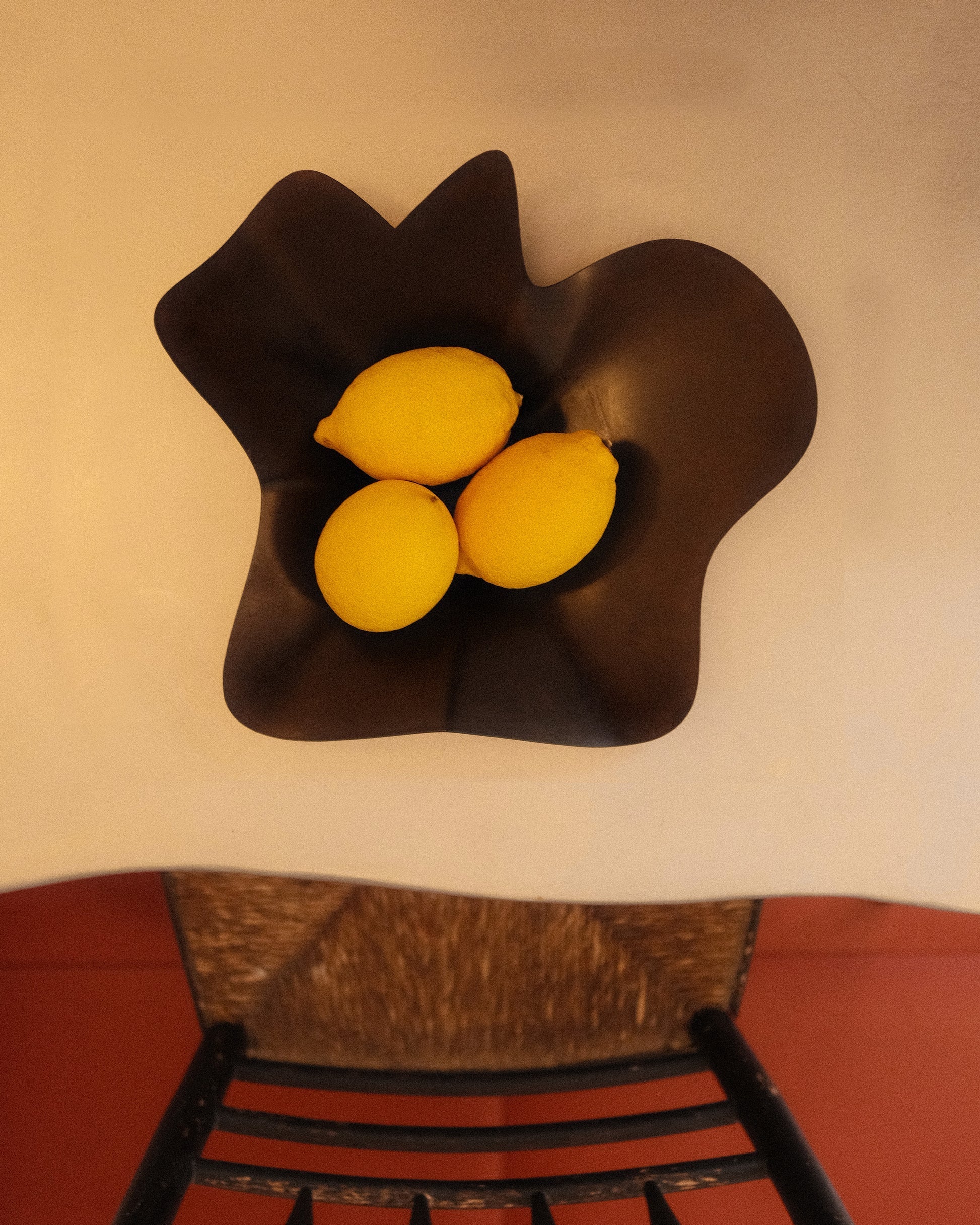 Mid Bowl BLACK — top view with lemons on a table
