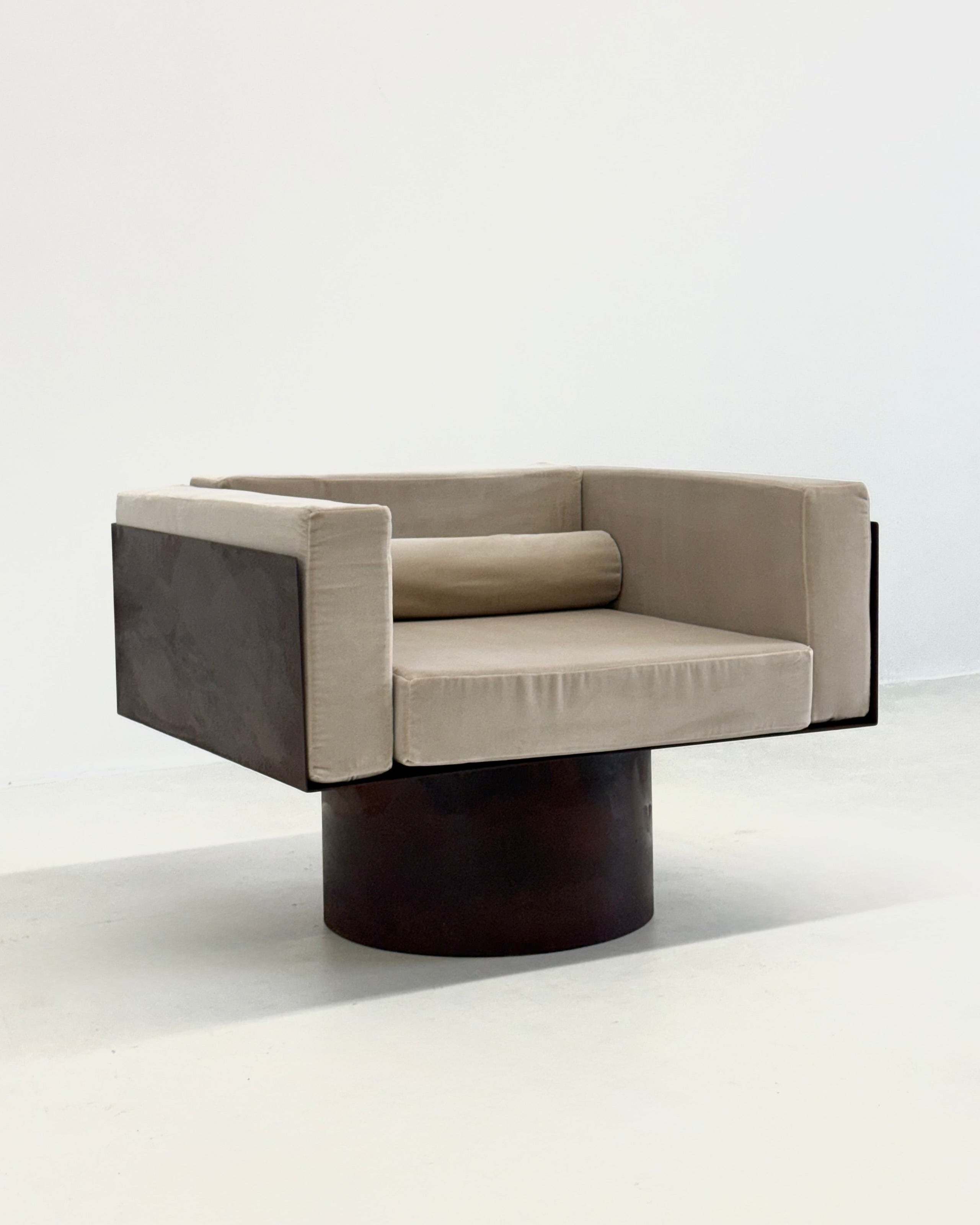 Sculptural Italian metal lounge chair by Wintage | The Oblist