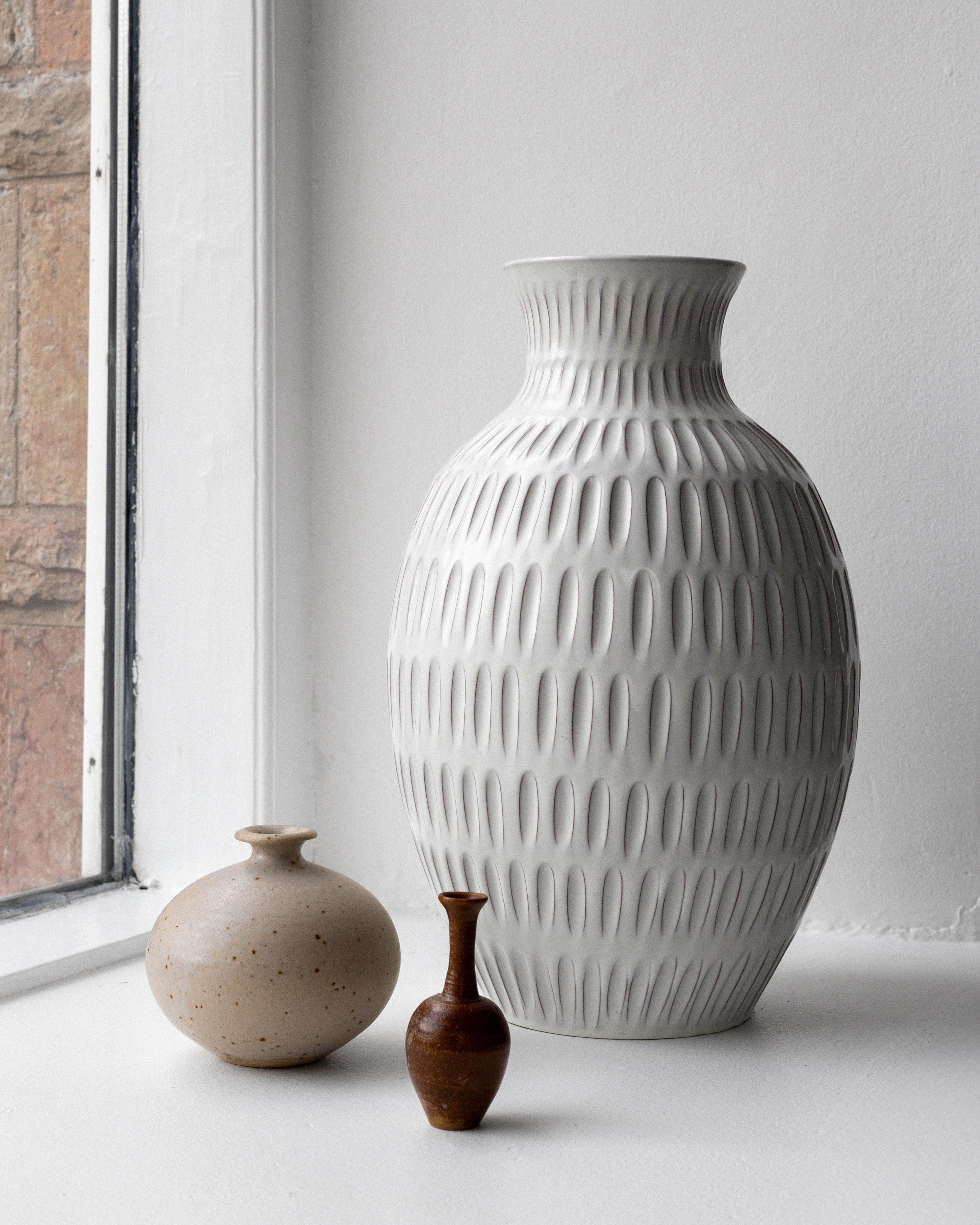 Anna-Lisa Thomson Floor Vase for Upsala-Ekeby, 1940s by Spigel | The Oblist — white ceramic, ribbed design