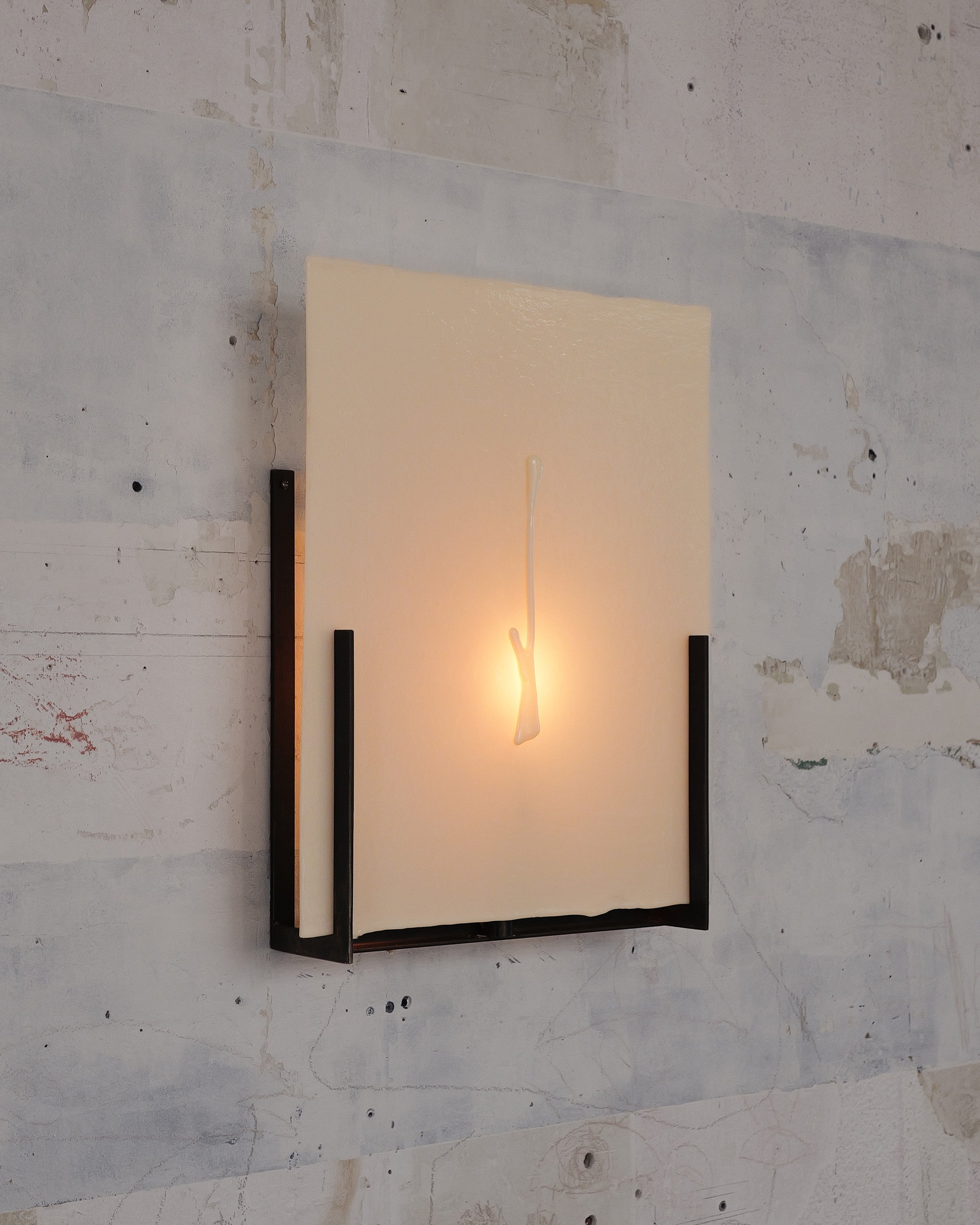 Portrait de fleur I, applique en verre by Clara Jorisch | The Oblist