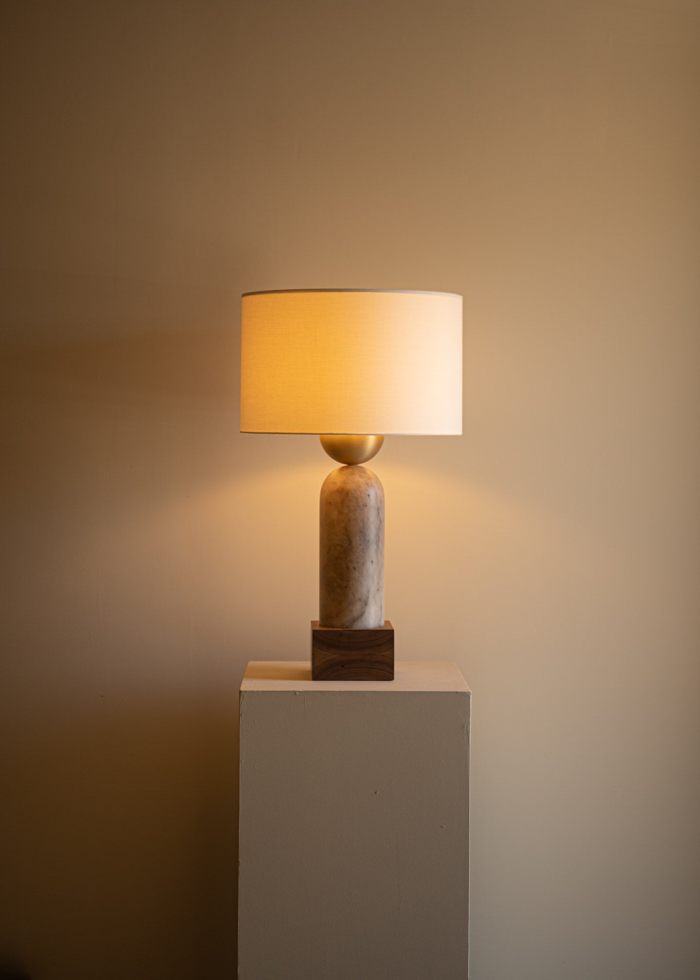 'Peona Kelo' Table Lamp in Tobacco Alabaster by Simone & Marcel | The Oblist