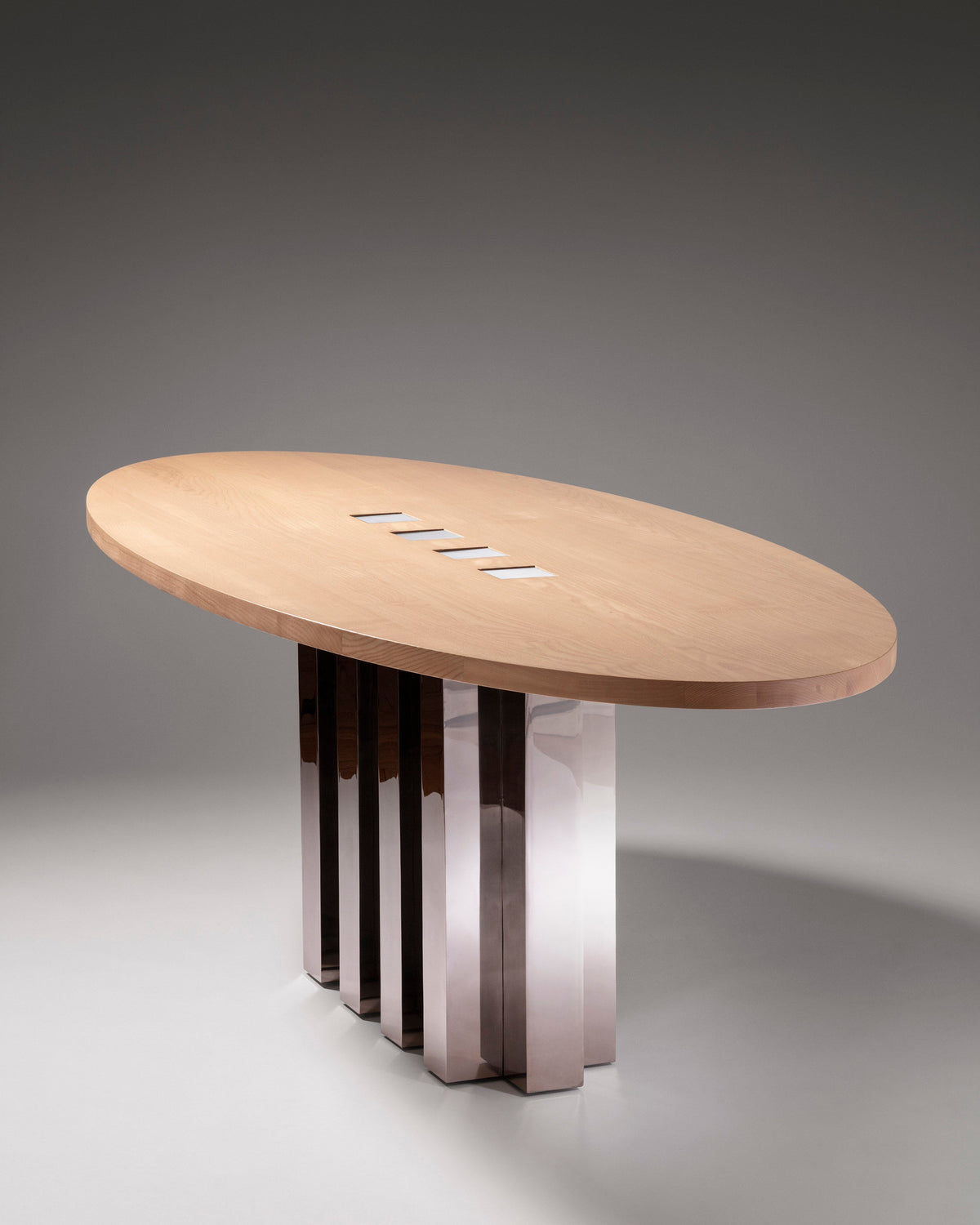 Oval dining table — detail view