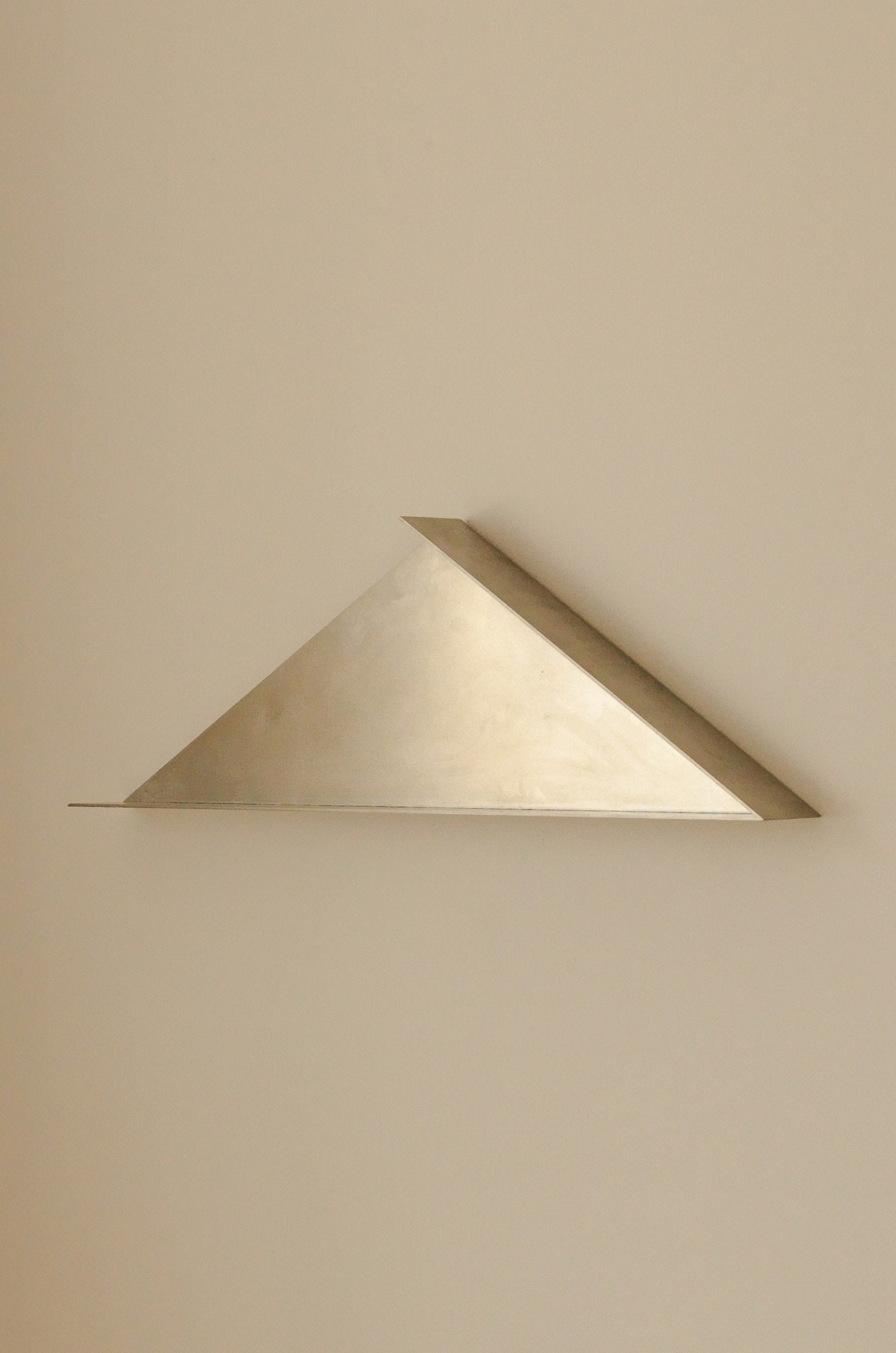 Triangular metal wall shelf in cream finish by COSEINCORSO