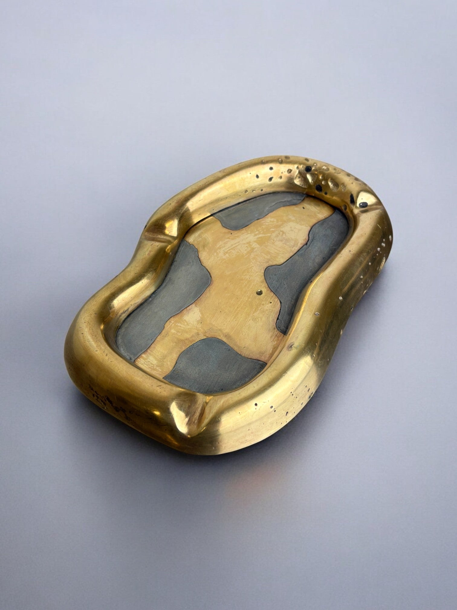Brutalist ashtray by David Marshall, Spain, 70's by Malamar Studio | The Oblist — brass and wood materials