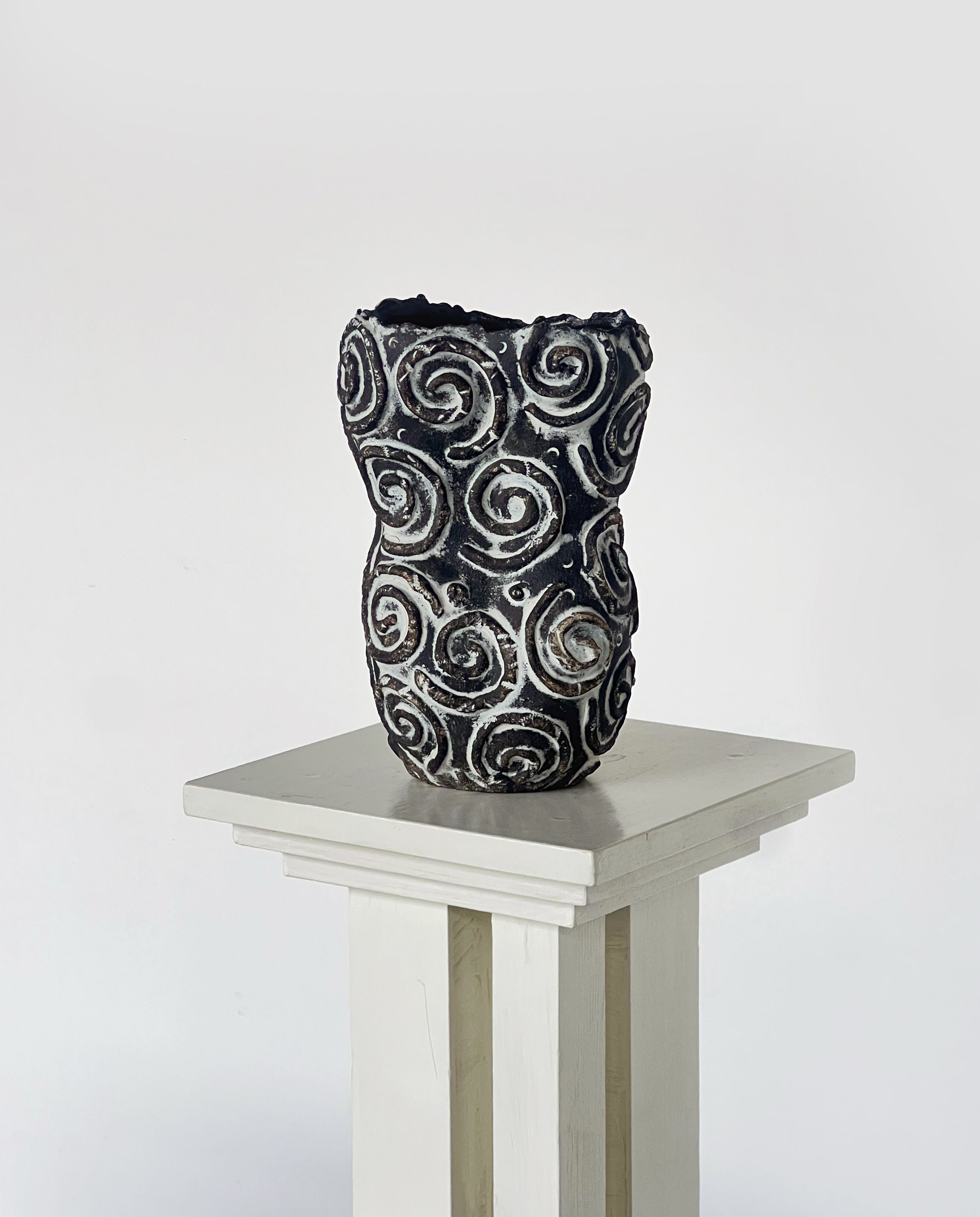 Céramique Artisanale de Studio avec Relief en Spirale