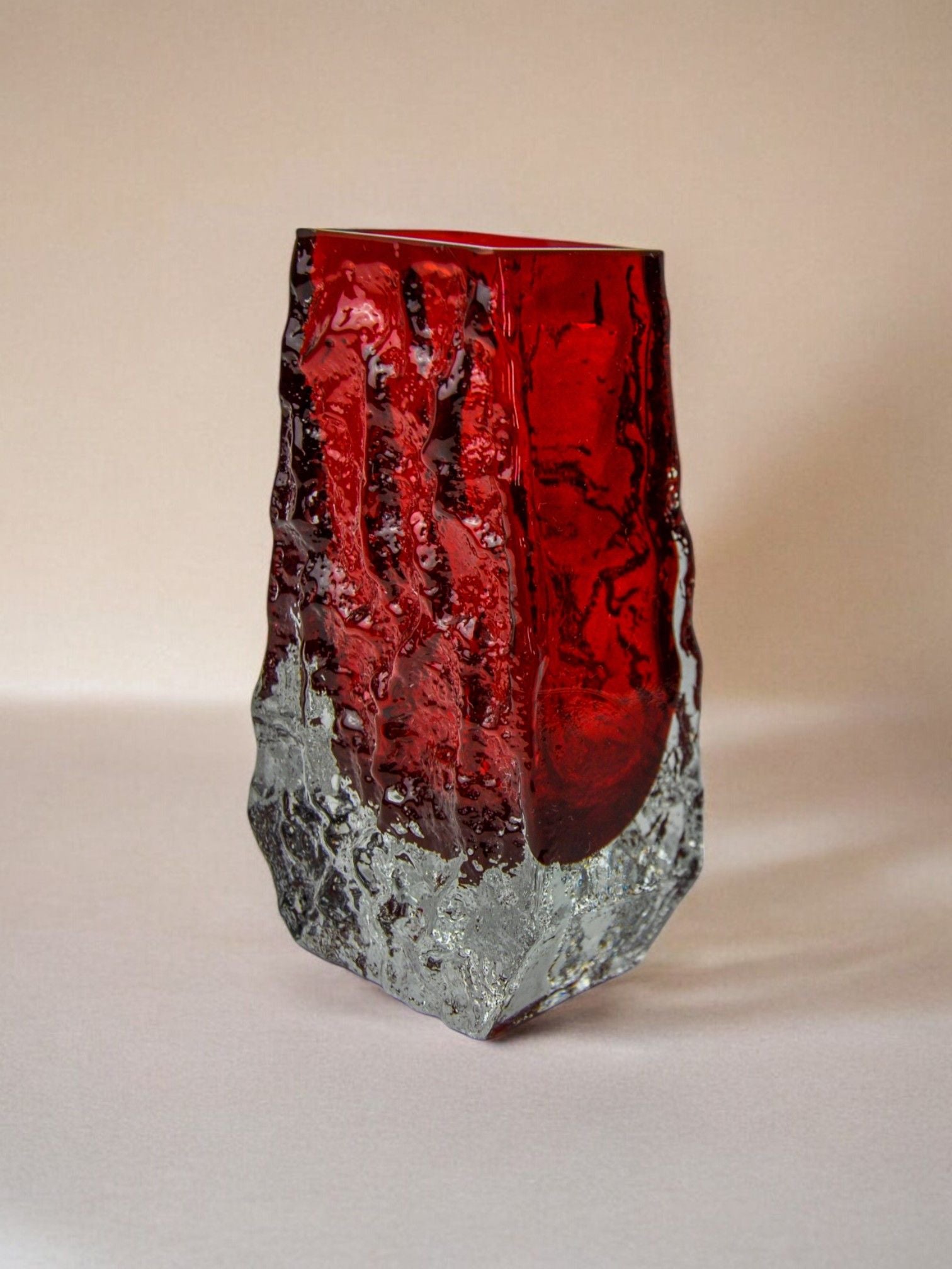 The Sommerso Vase by Seguso, Murano, Italy, 1970 from Malamar Studio features a red and clear textured design with geometric jagged patterns on a neutral background, blending smooth and rough surfaces to exhibit a modern artistic flair.