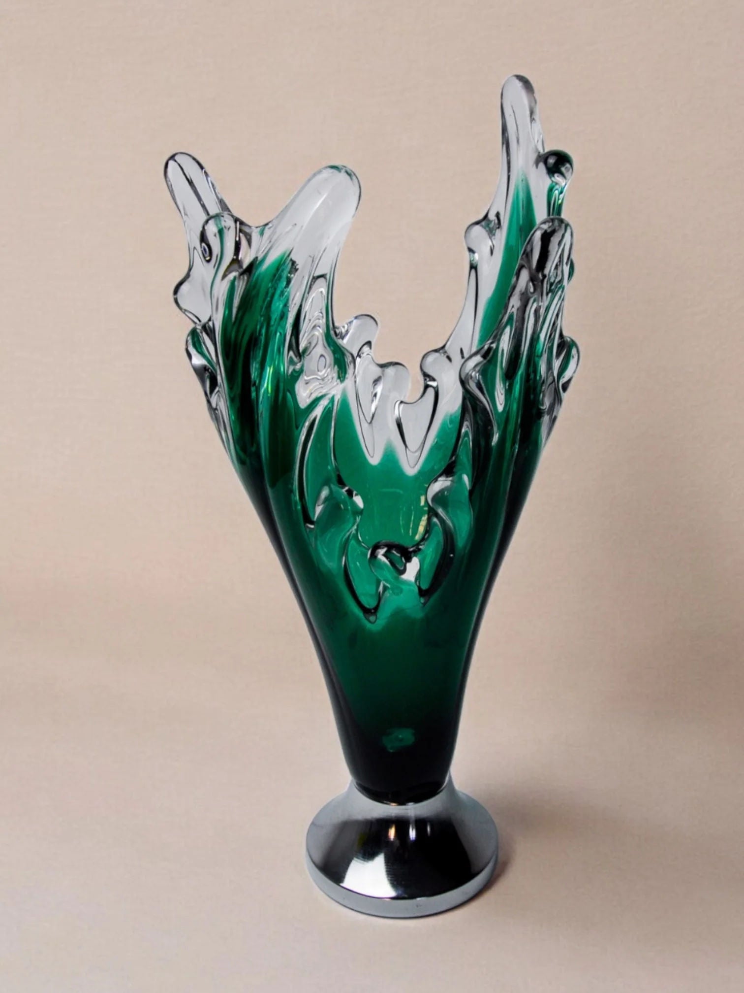 This Sommerso Vase by Seguso, Italy, 1970s, offered by Malamar Studio, features green and clear glass in an abstract, flowing design on a small round metallic base, recalling the motion of water.