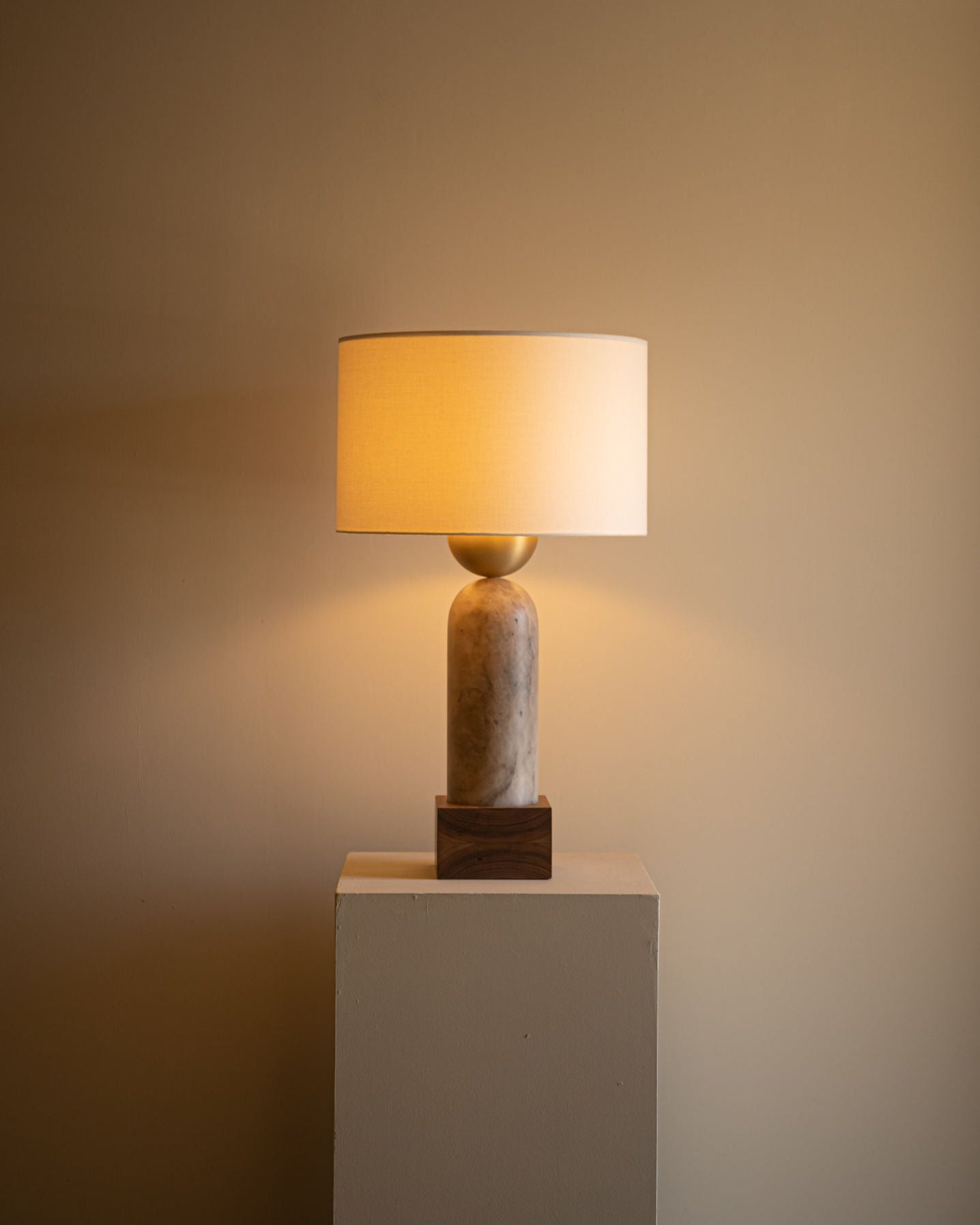 'Peona Kelo' Table Lamp in Tobacco Alabaster