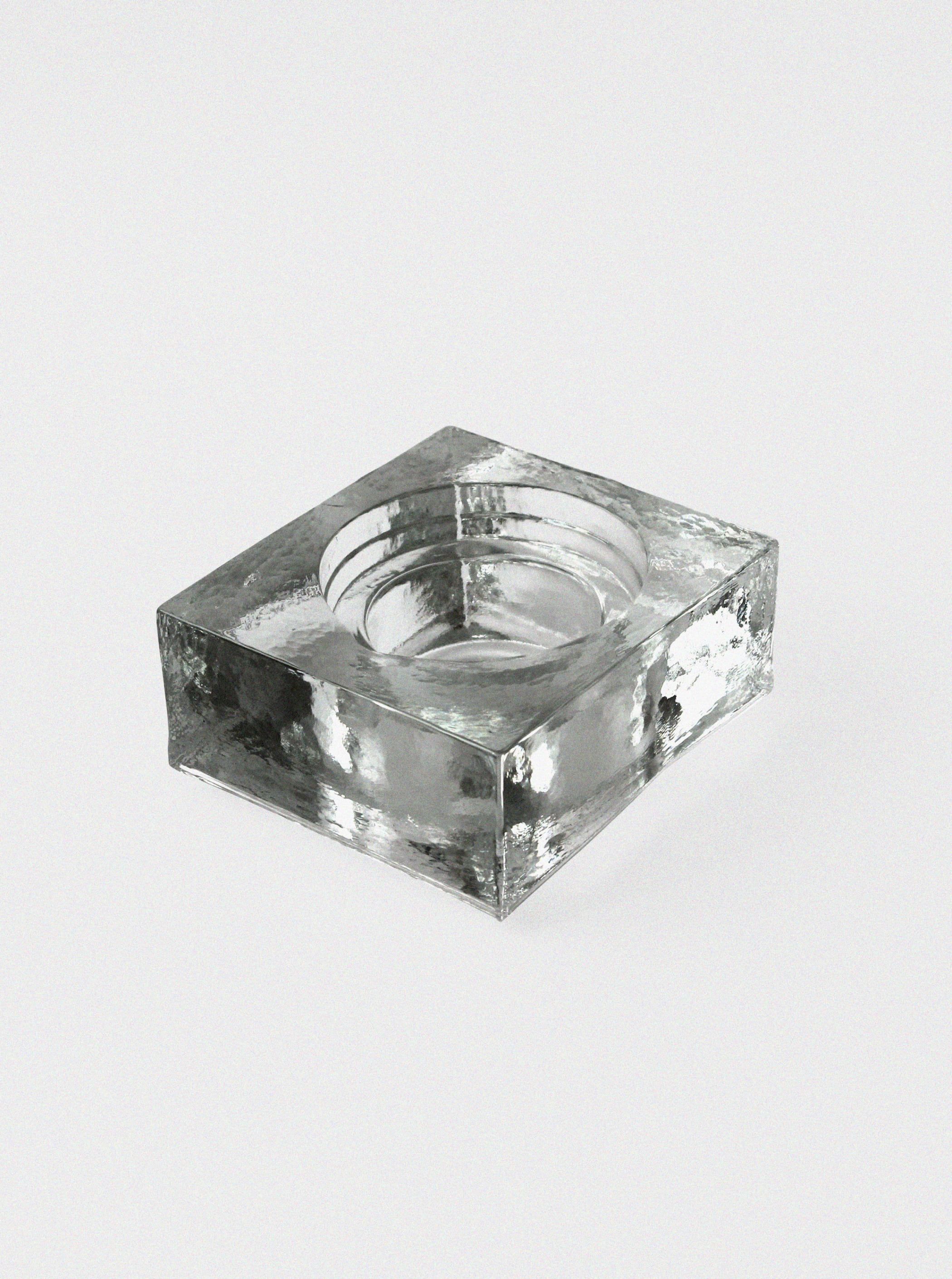 Thick crystal glass square ashtray with circular bowl center