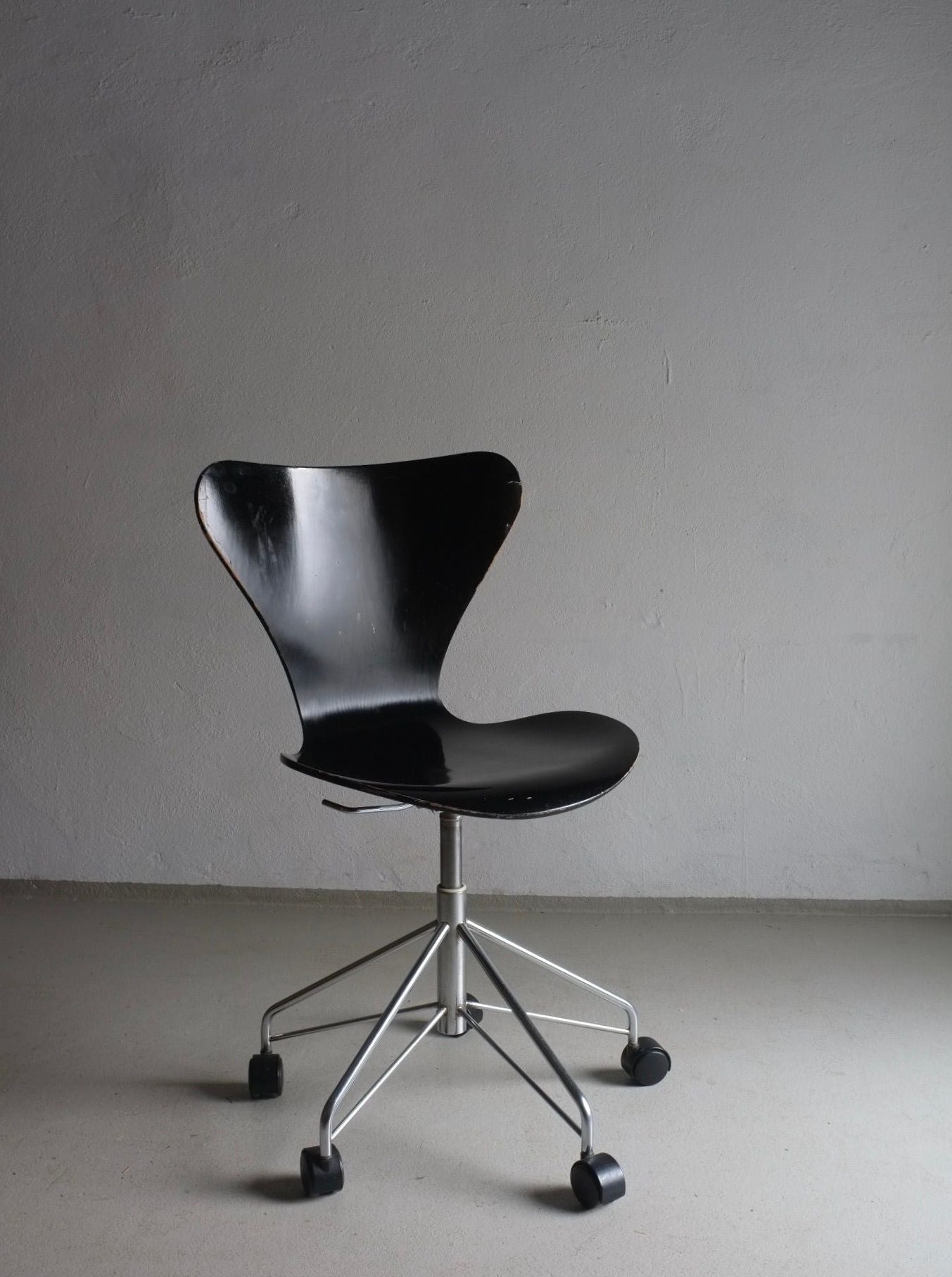 3117 Black Swivel Chair designed by Arne Jacobsen for Fritz Hansen, featuring a sleek, modern design with a comfortable and ergonomic seat