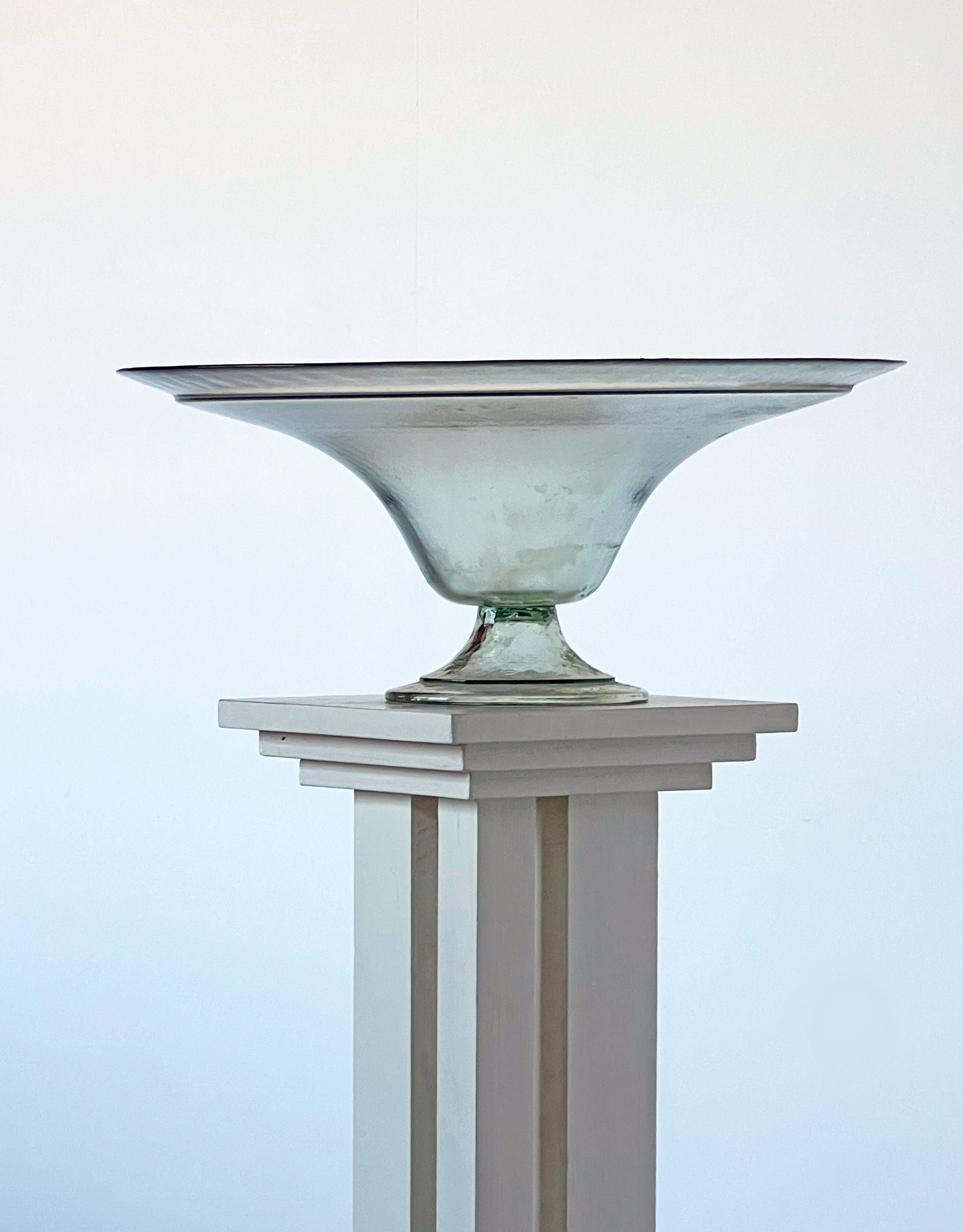 Plat en verre sur piédestal