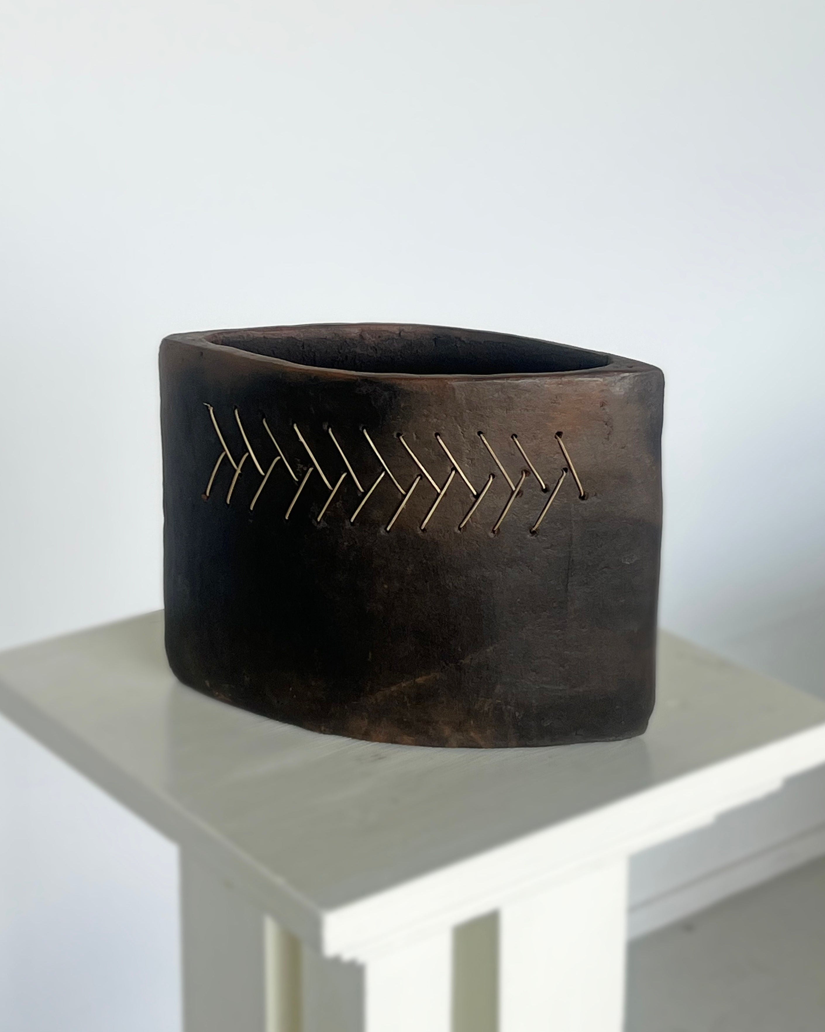 Vase en terre cuite avec détail tissé