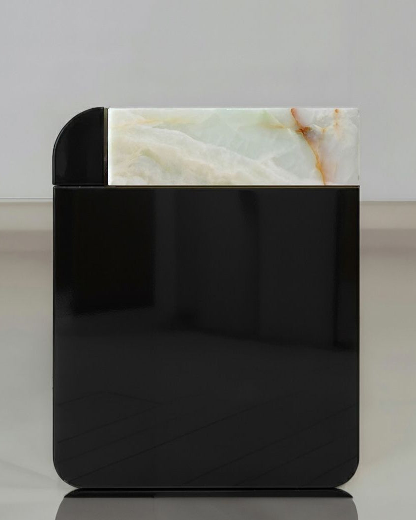 Amo Black Lacquered and Green Onyx