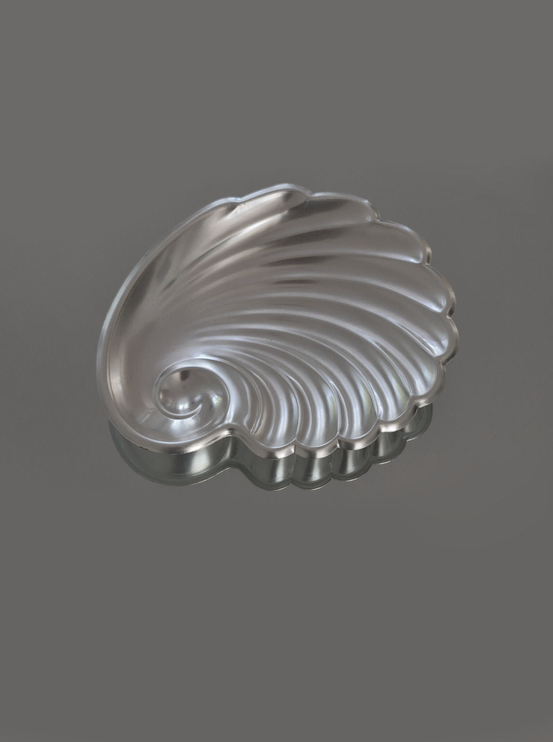 Spiral glass vide-poche with ridged nautilus shell design