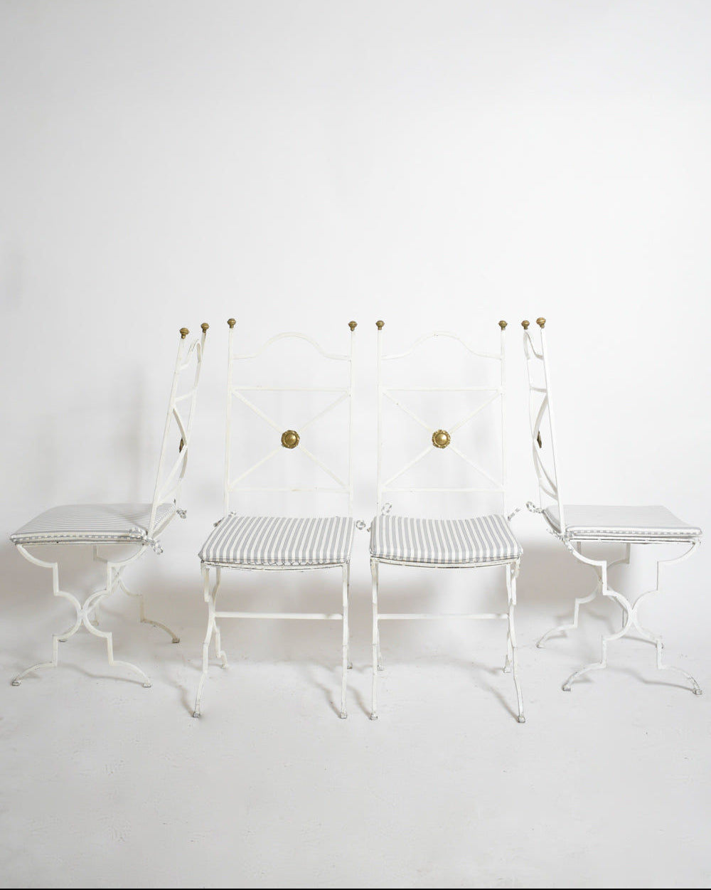 Ensemble de quatre chaises en fer forgé blanc, années 1940