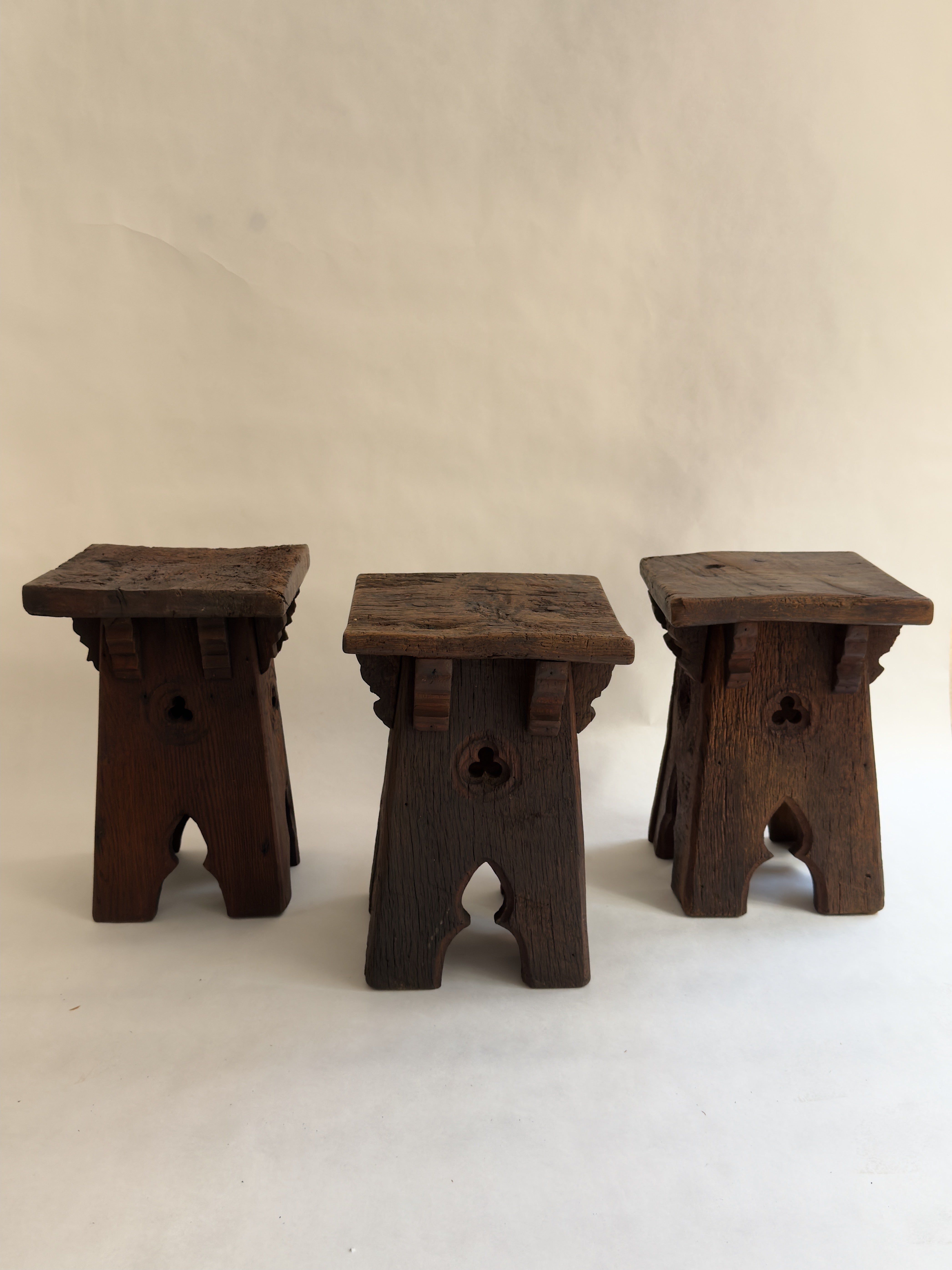 Trio de tabourets néo-gothiques