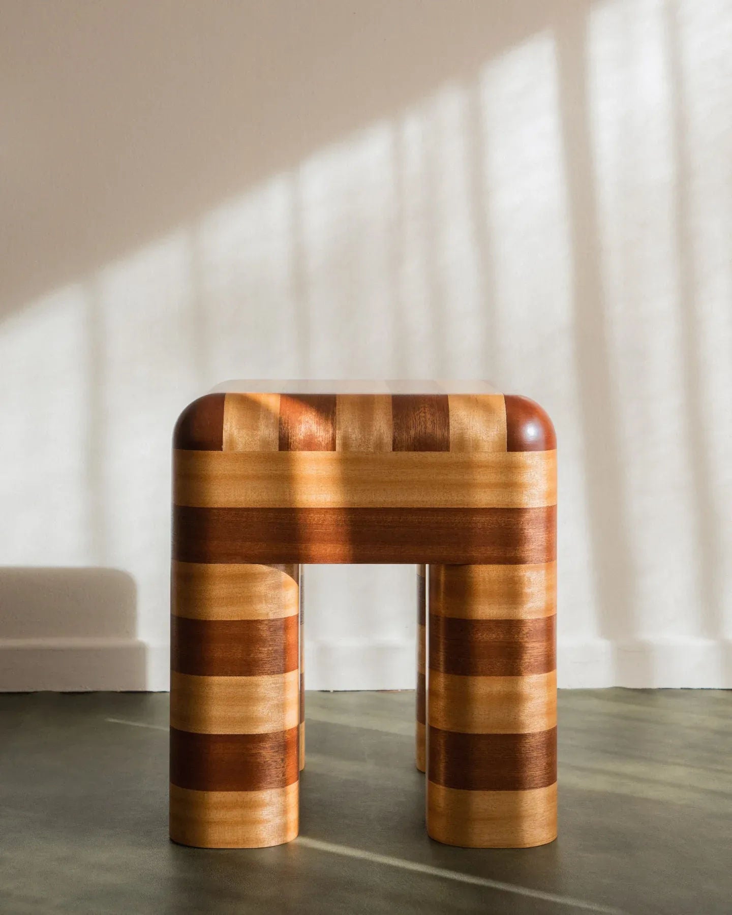 Marcello - Tabouret / Table d'appoint en bois rayé