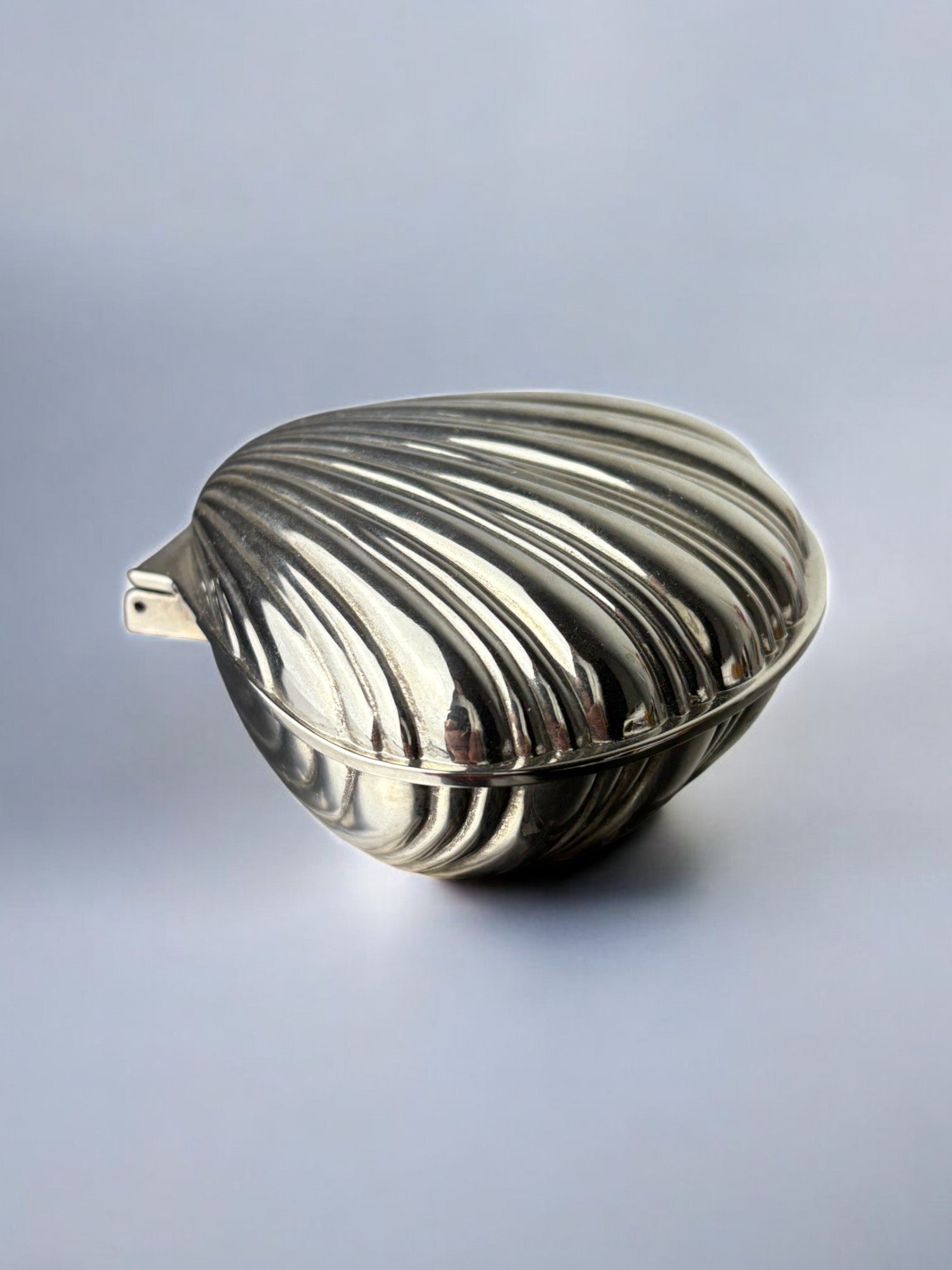 Silver-plated shell jewelry box with ribbed design, Italy 1980s