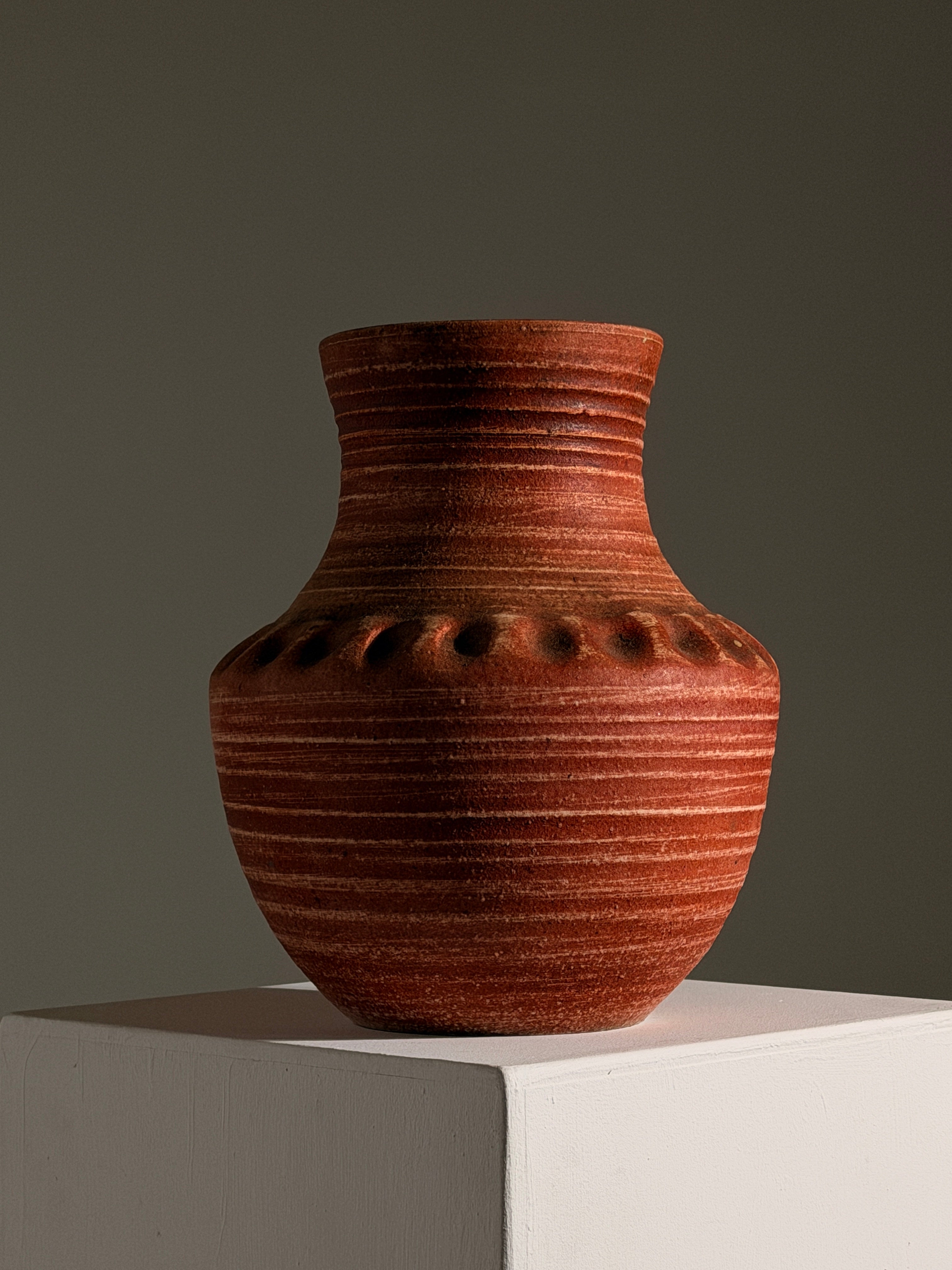 Rare "Gauloise" vase by Les Potiers d'Accolay, circa 1960 — side angle