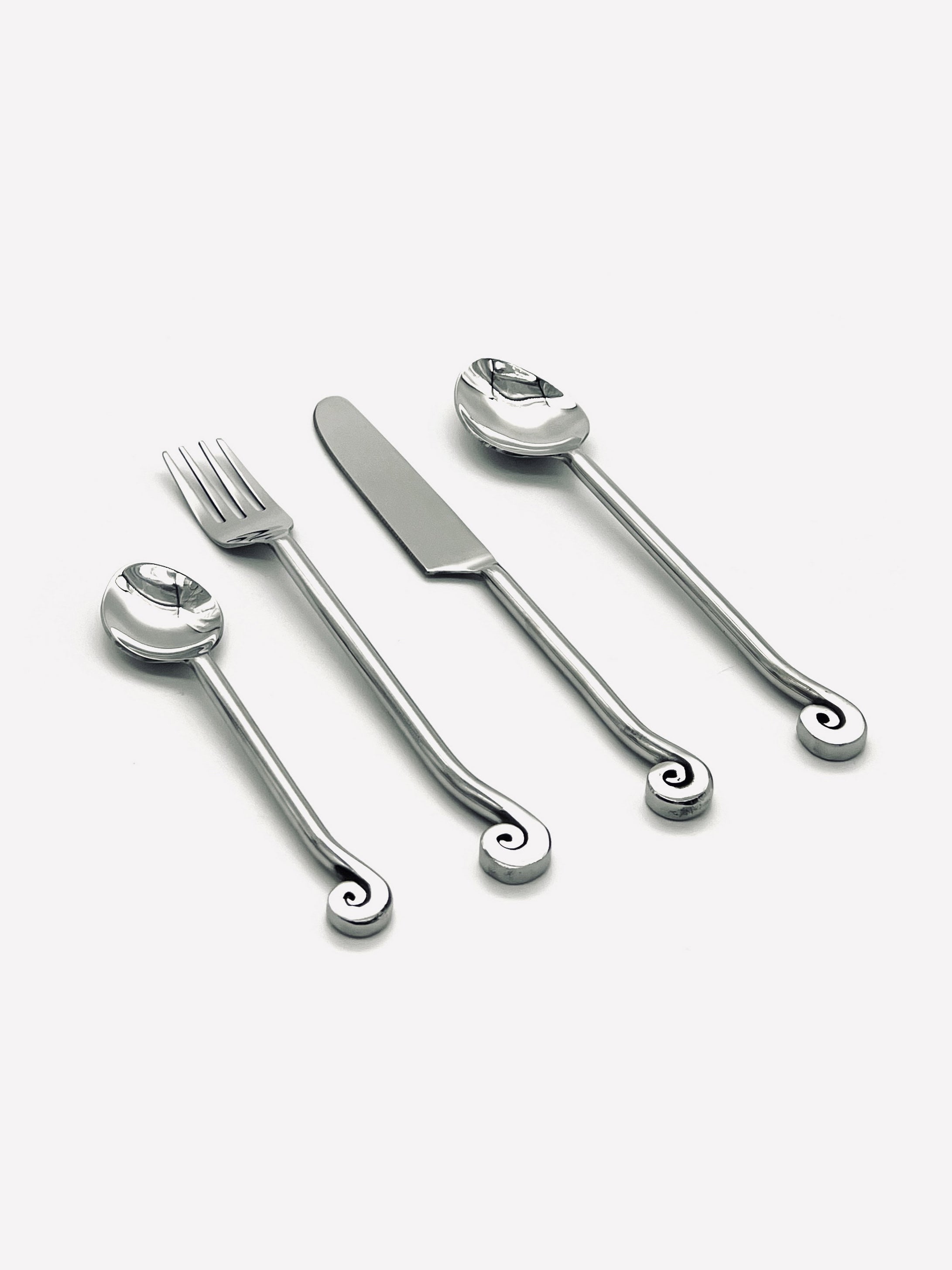 Ensemble de couverts en spirale de quatre pièces