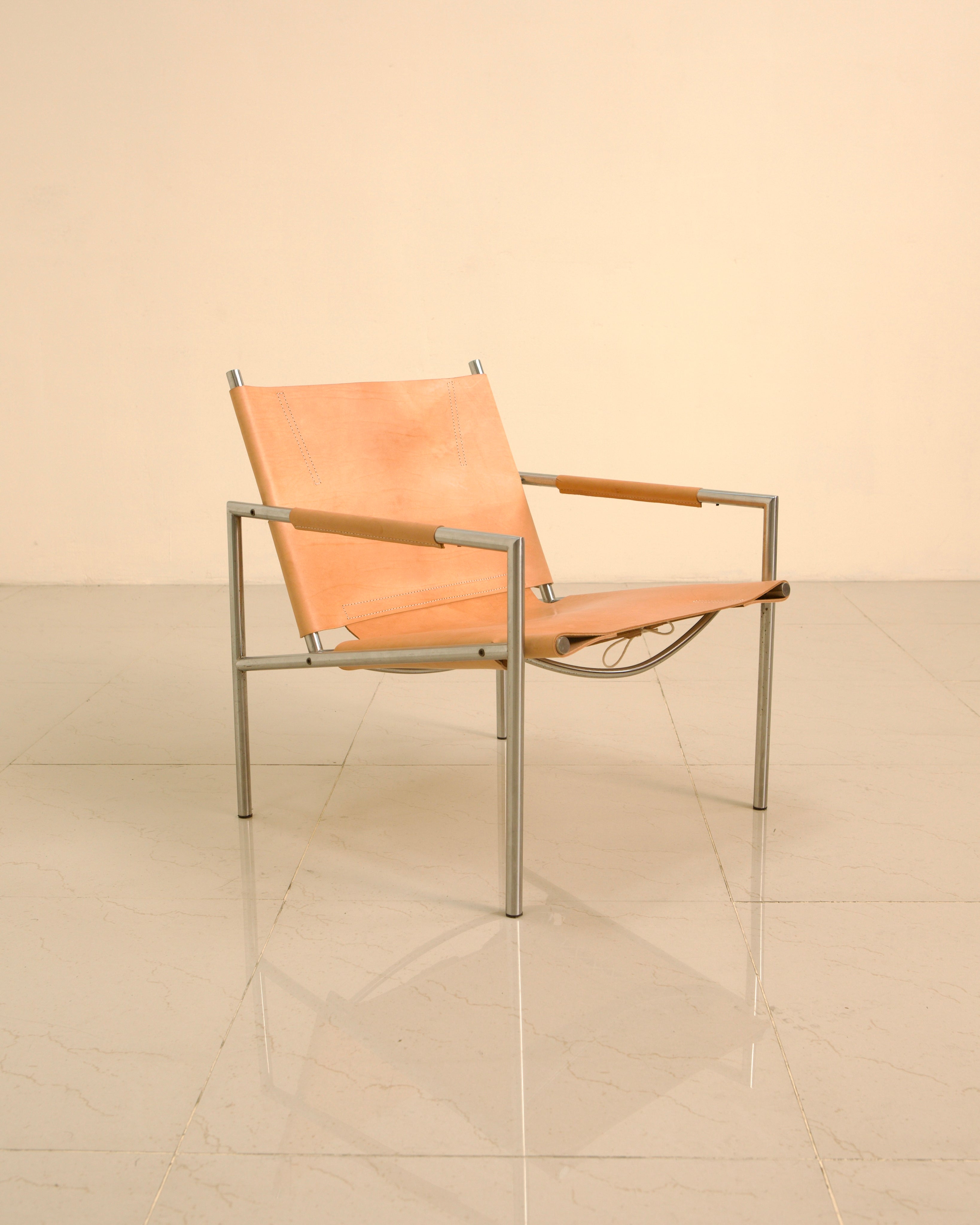 SZ02 leather sling armchair by Martin Visser with steel frame
