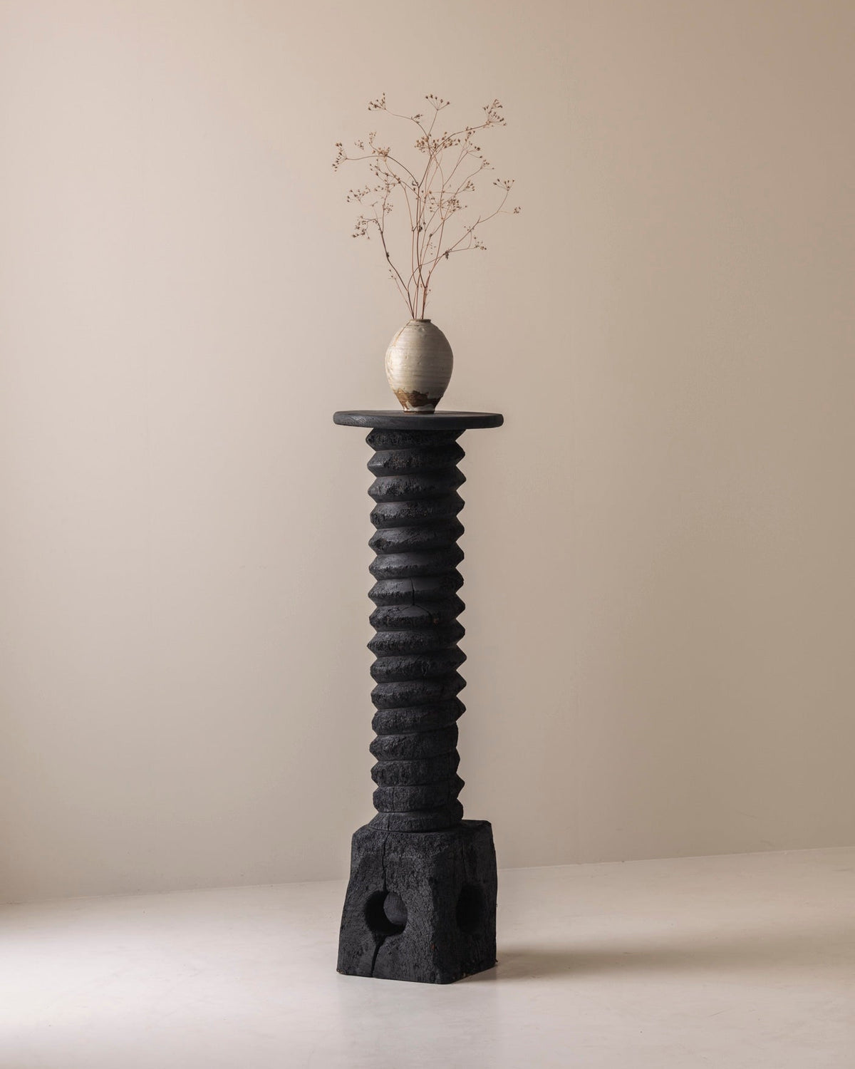Antique French wine press screw pedestal in burned oak, 19th century. — detail view