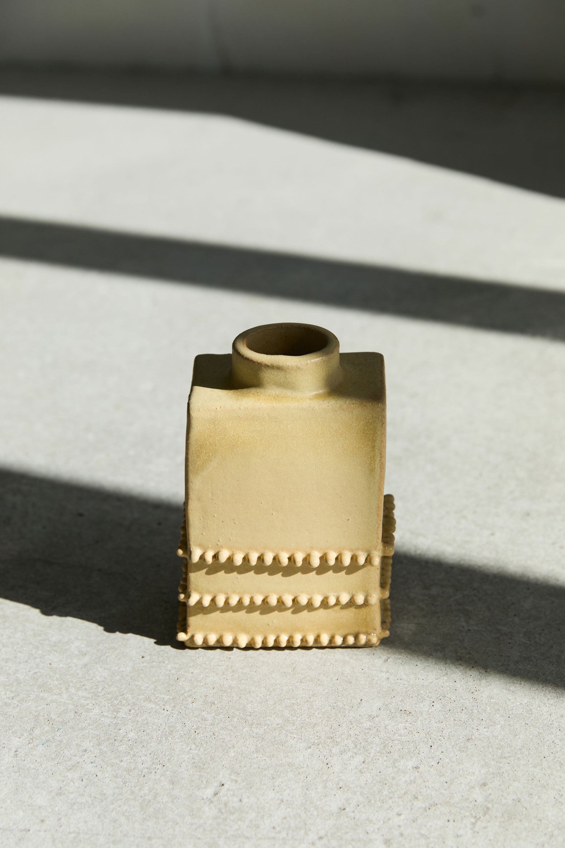 Vase en céramique Petit Well dressed safrané by lentiez-ceramics | The Oblist