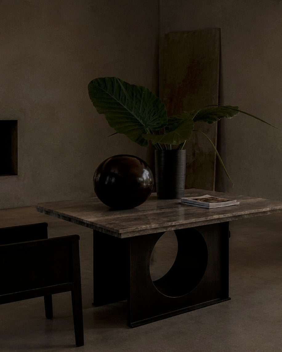 Túnel Table in Steel and Marble — close-up
