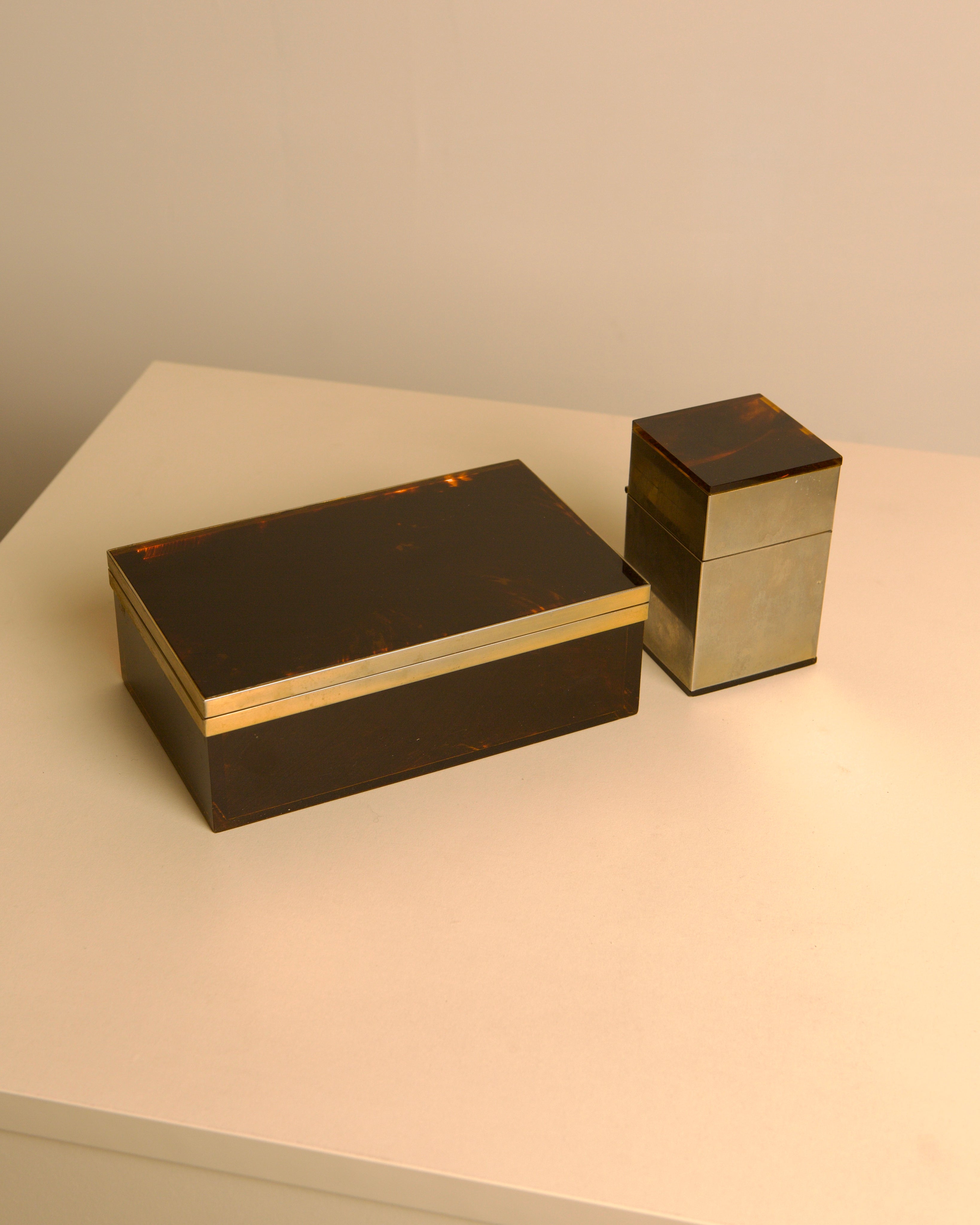 Italian Hollywood Regency box in faux tortoiseshell lacquer and brass with matching lighte by Treaptyque